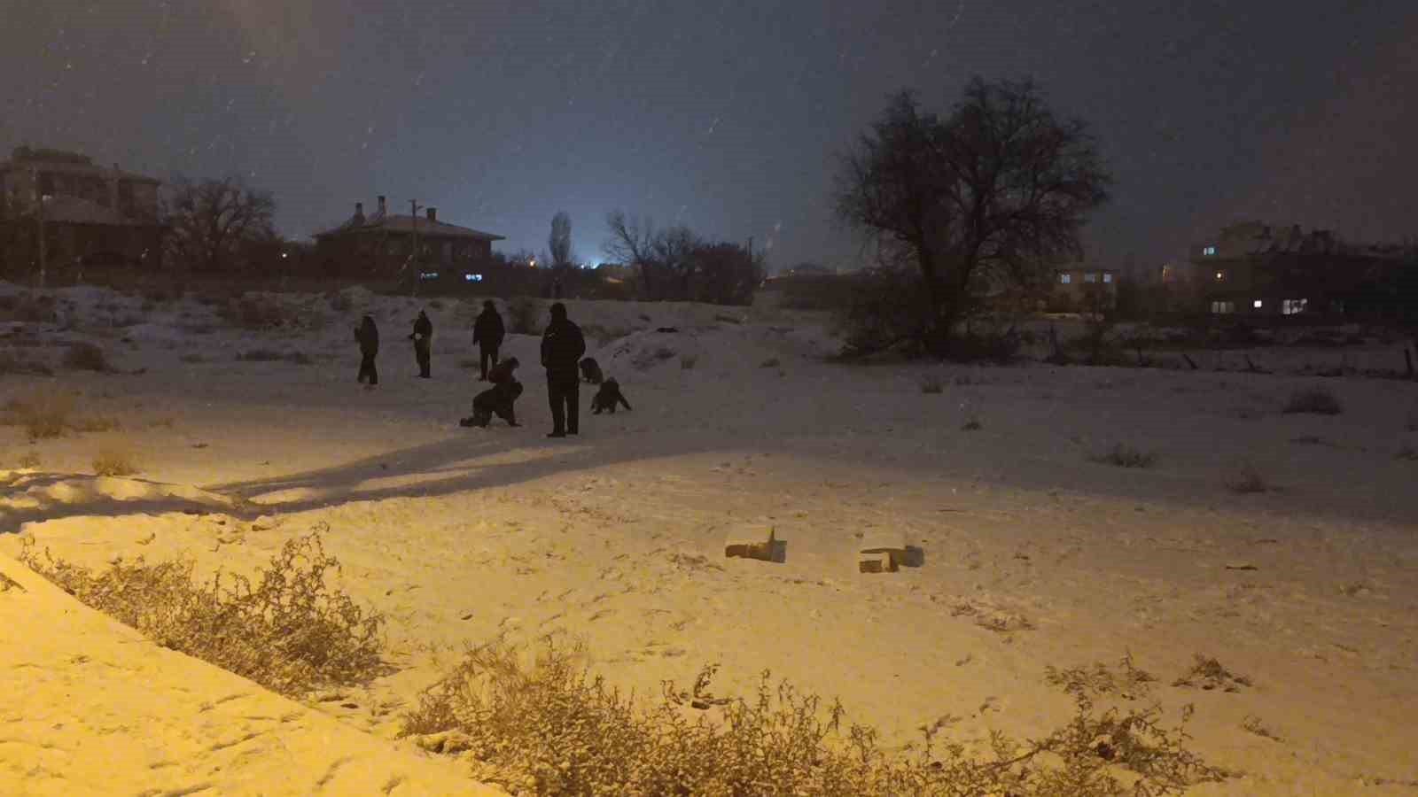 Kırşehir’de kar yağışı başladı, çocuklar kendini dışarı attı