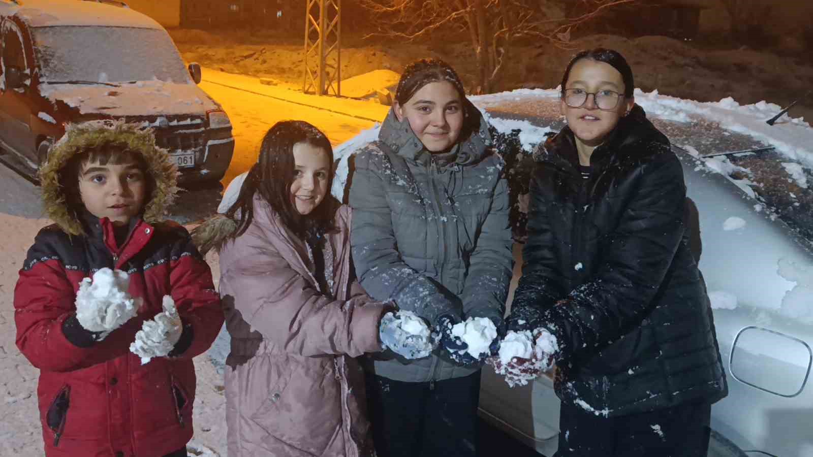 Kırşehir’de kar yağışı başladı, çocuklar kendini dışarı attı