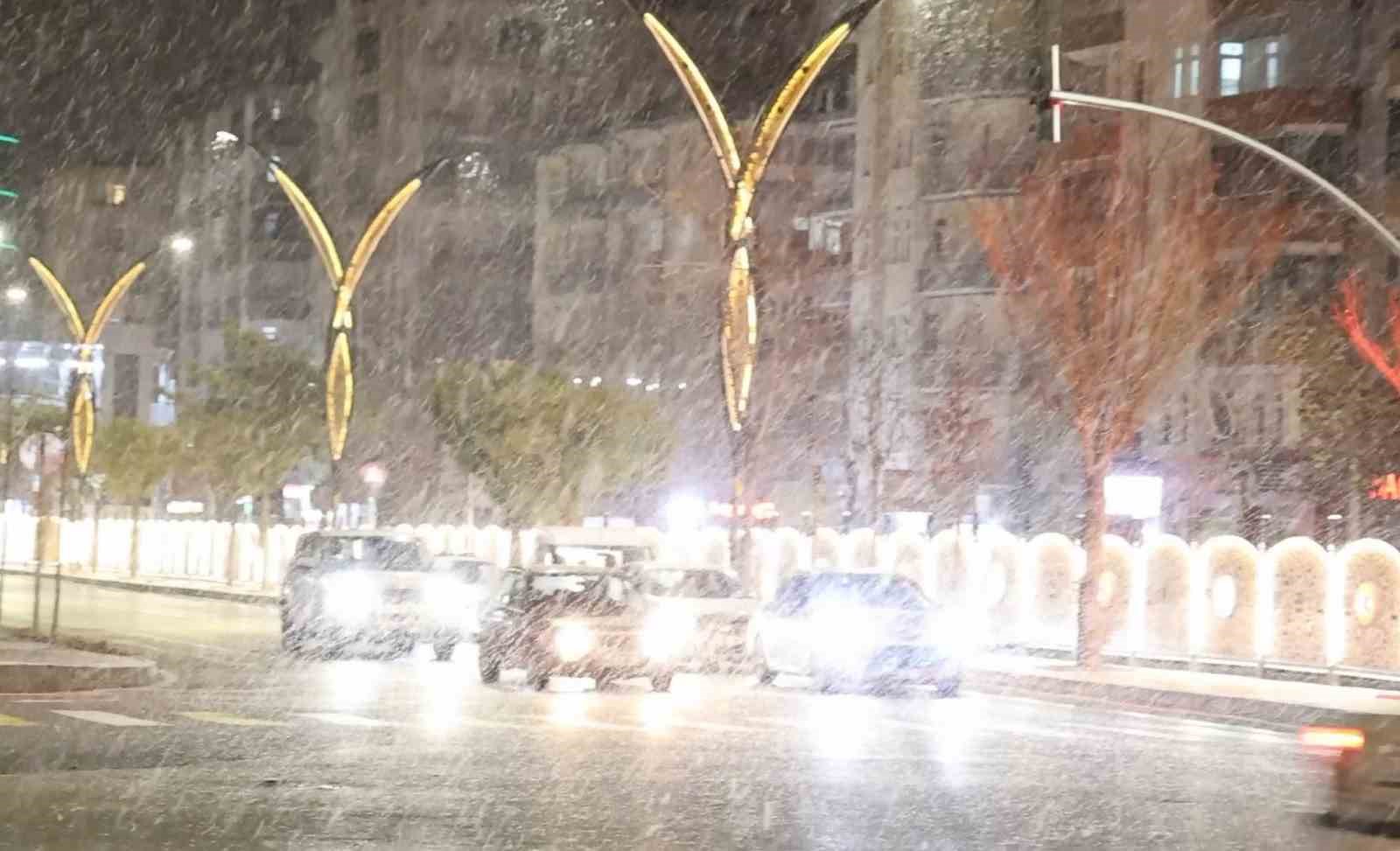 Aksaray’da beklenen kar yağışı başladı