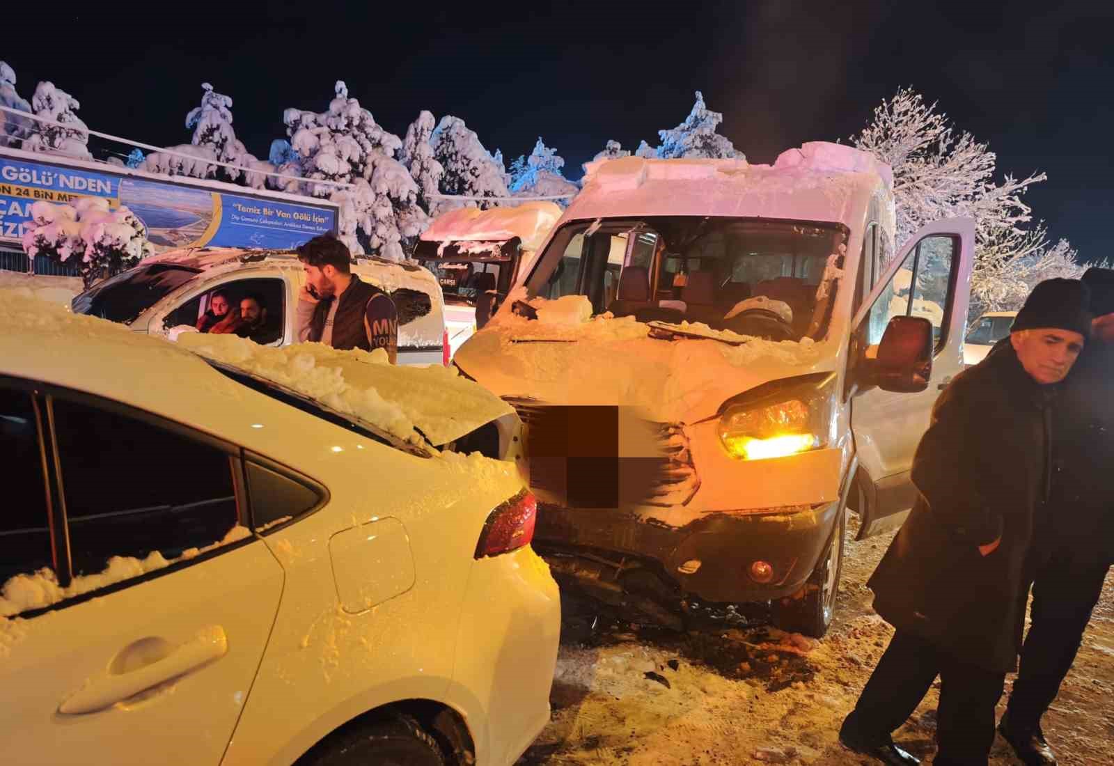 Van&rsquo;da 4 aracın karıştığı kazada 4 kişi yaralandı
