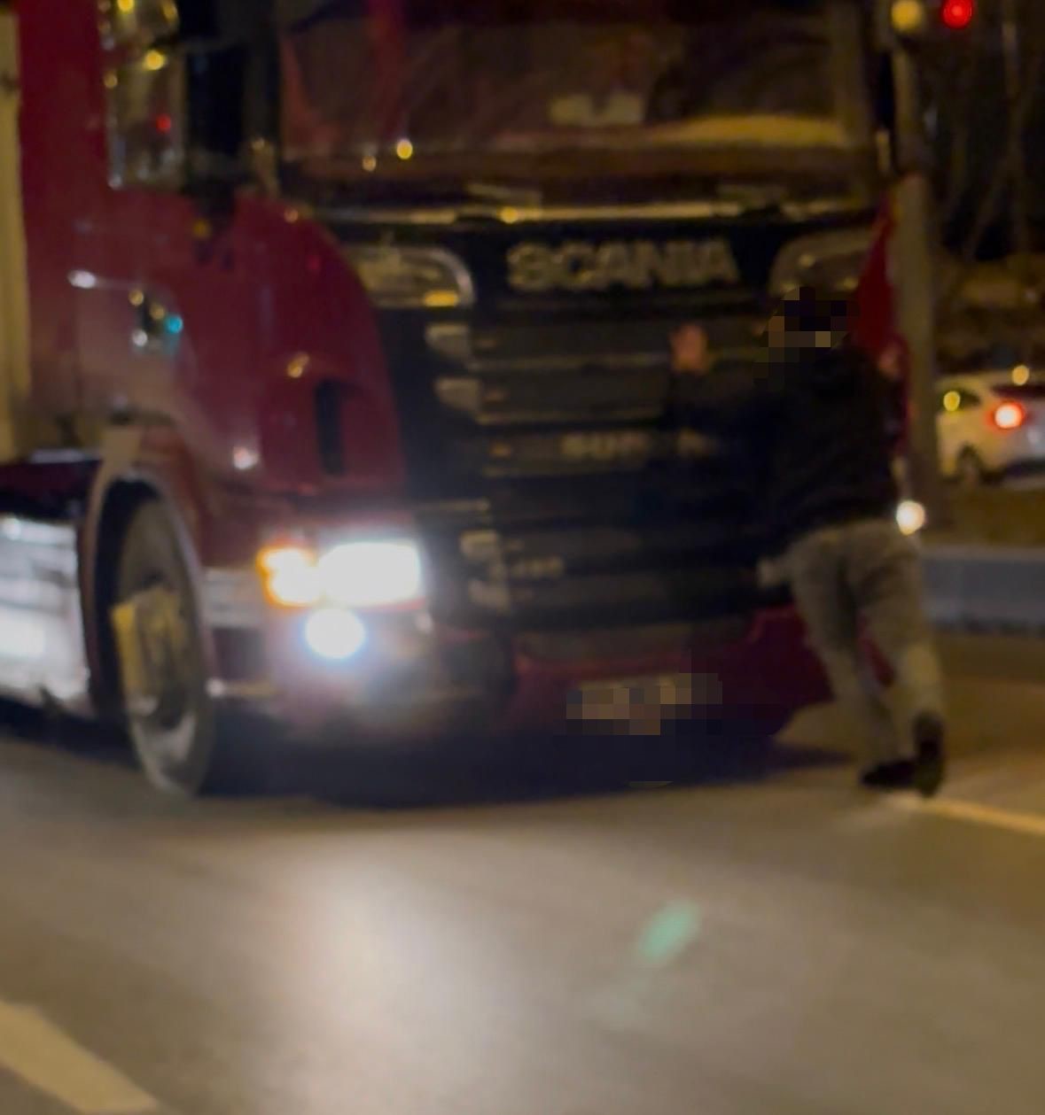 Tırın &ouml;n&uuml;ne atladı, trafiği kilitledi
