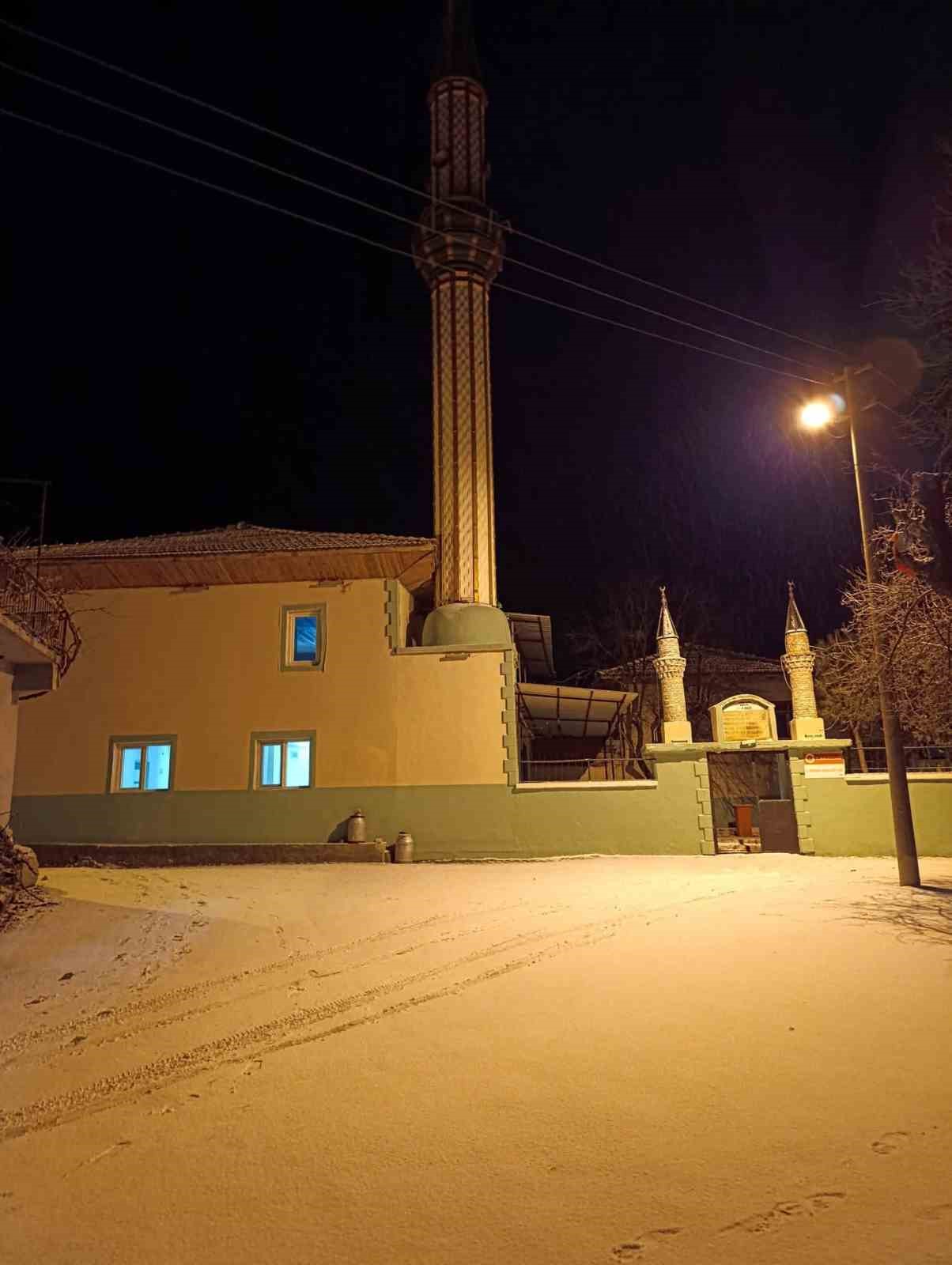 Selendi&rsquo;ye ilk kar yağdı
