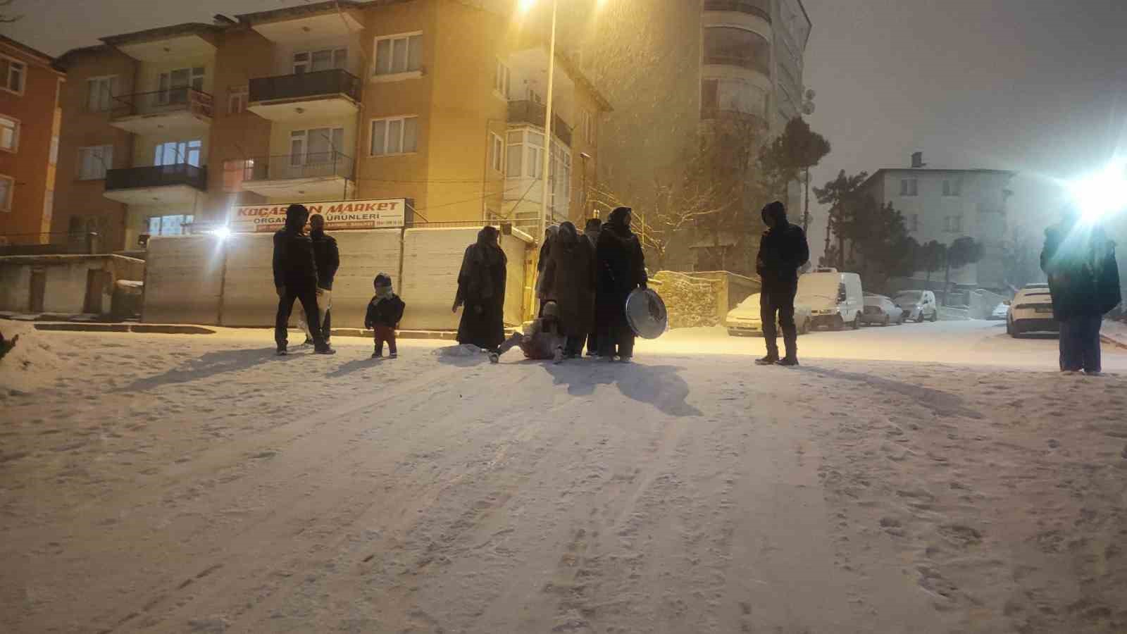 Yozgat&rsquo;ta mahalle aralarında kar eğlencesi: Sokaklar kayak pistini aratmadı

