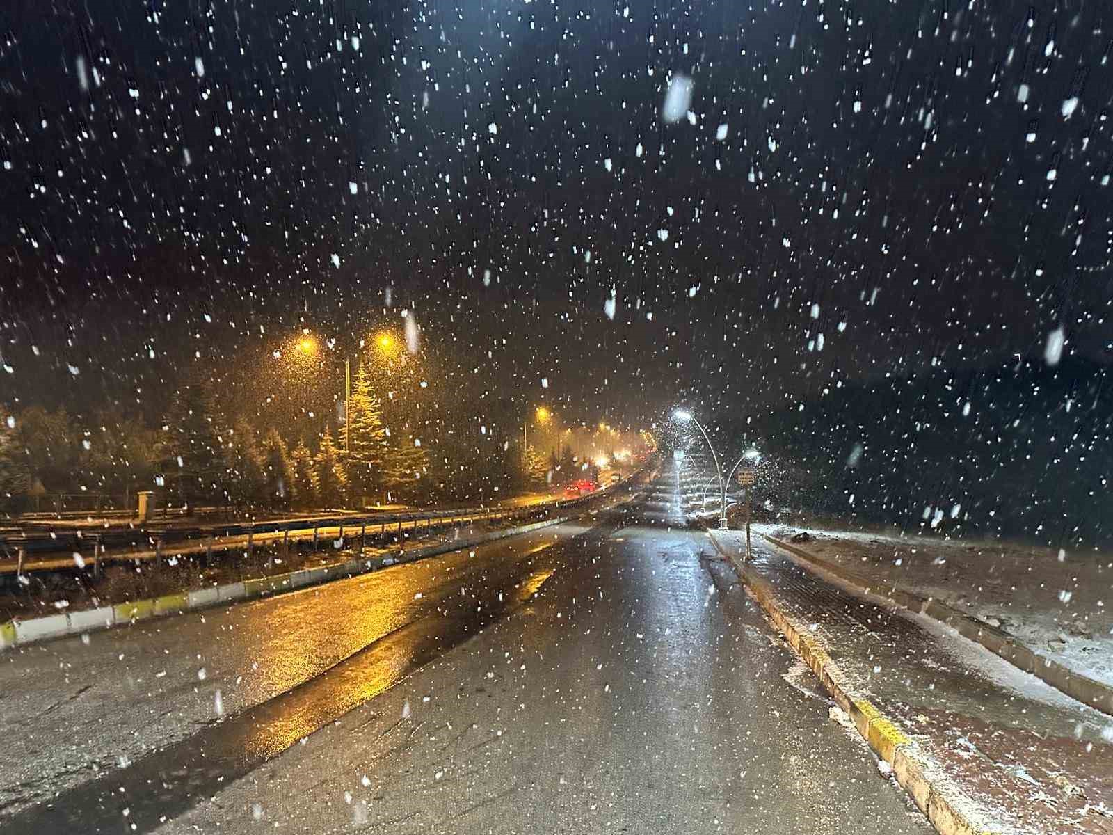 Uşak’ta mevsimin ilk karı yağdı: Beyaza bürünen kent böyle görüntülendi