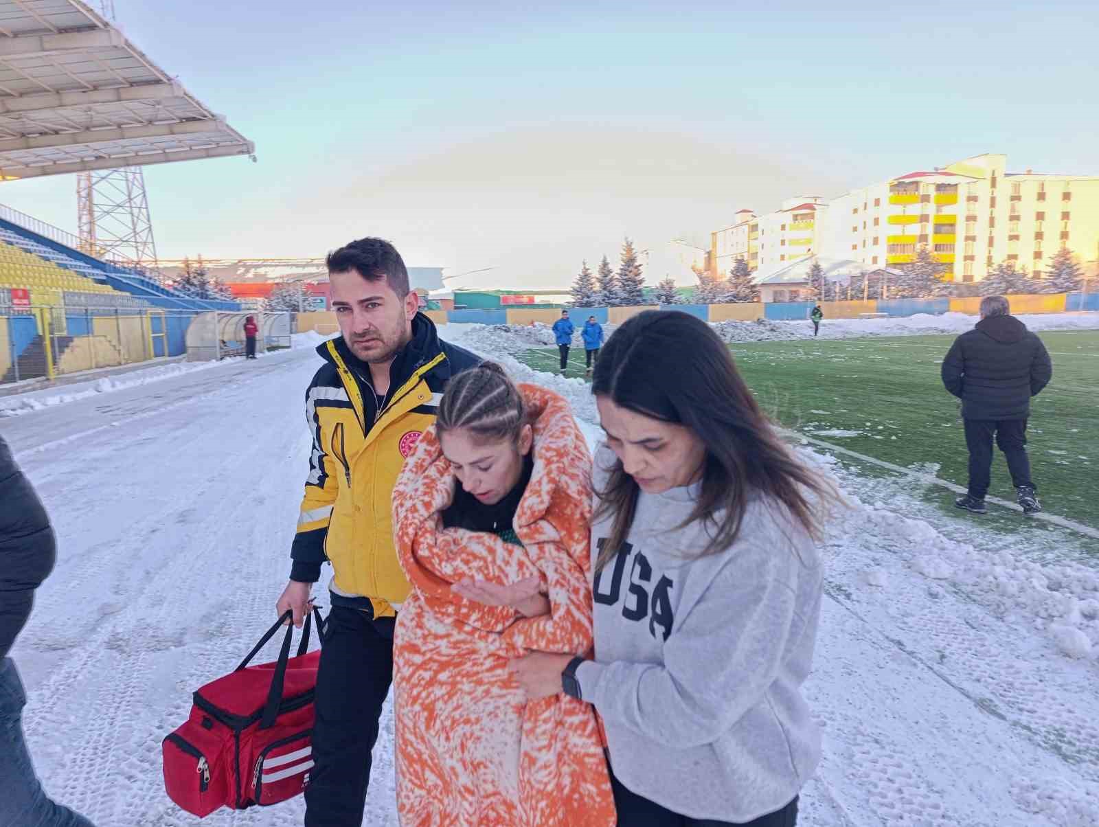 Kar ve soğuğa rağmen Ağrı Kadın Futbol Takımı’ndan 4 gollü galibiyet