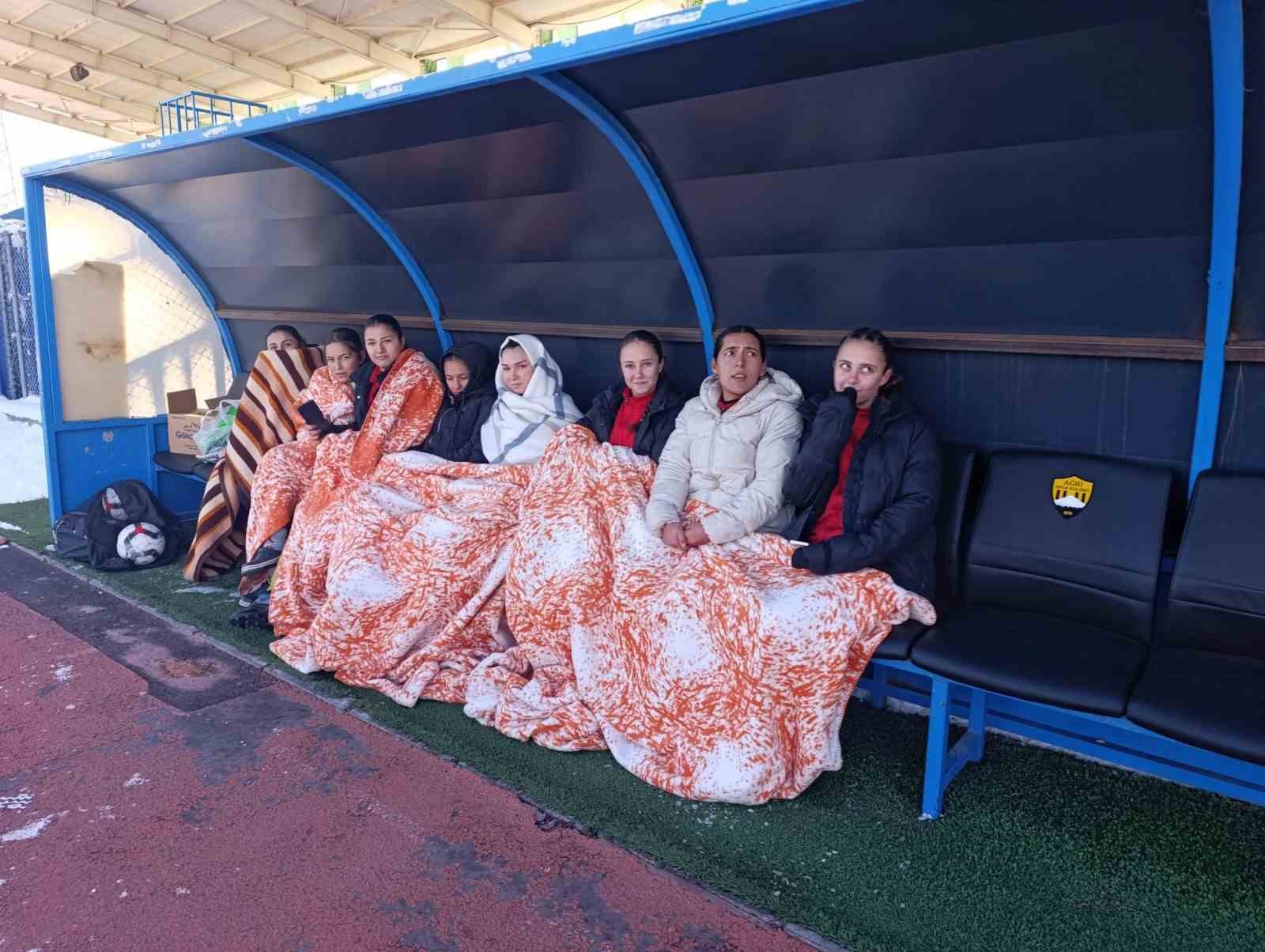 Kar ve soğuğa rağmen Ağrı Kadın Futbol Takımı&rsquo;ndan 4 goll&uuml; galibiyet
