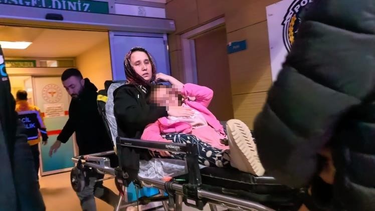 Kaygan zeminde kontrol&uuml; kaybedip kazaya neden oldu: 3&rsquo;&uuml; &ccedil;ocuk 7 kişi yaralandı
