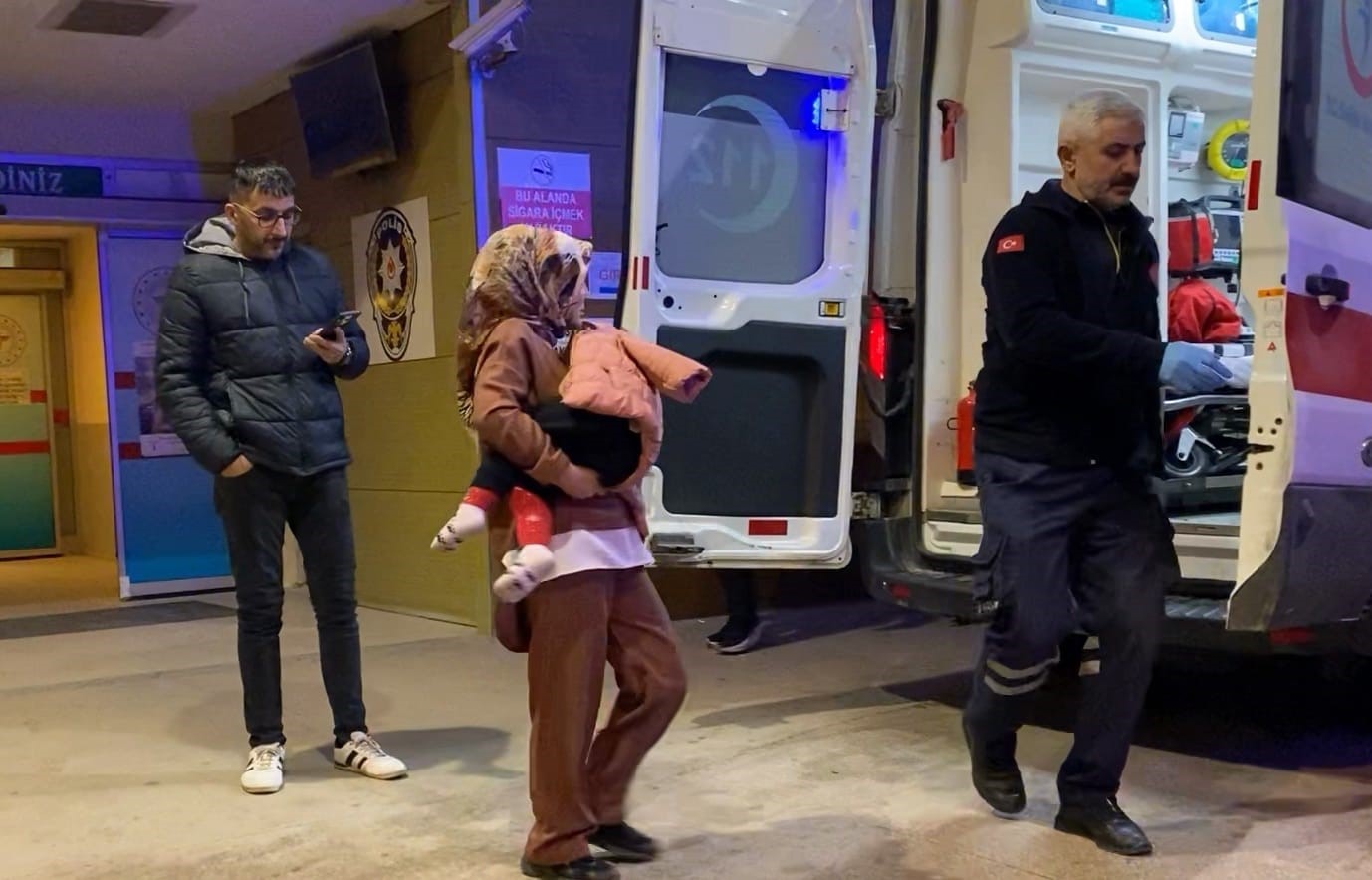 &Uuml;zerine şifonyer devrilen &ccedil;ocuk hastaneye kaldırıldı
