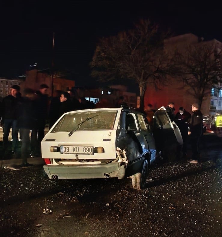 Direksiyon hakimiyeti kaybolan ara&ccedil; yoldan &ccedil;ıktı 4 yaralı
