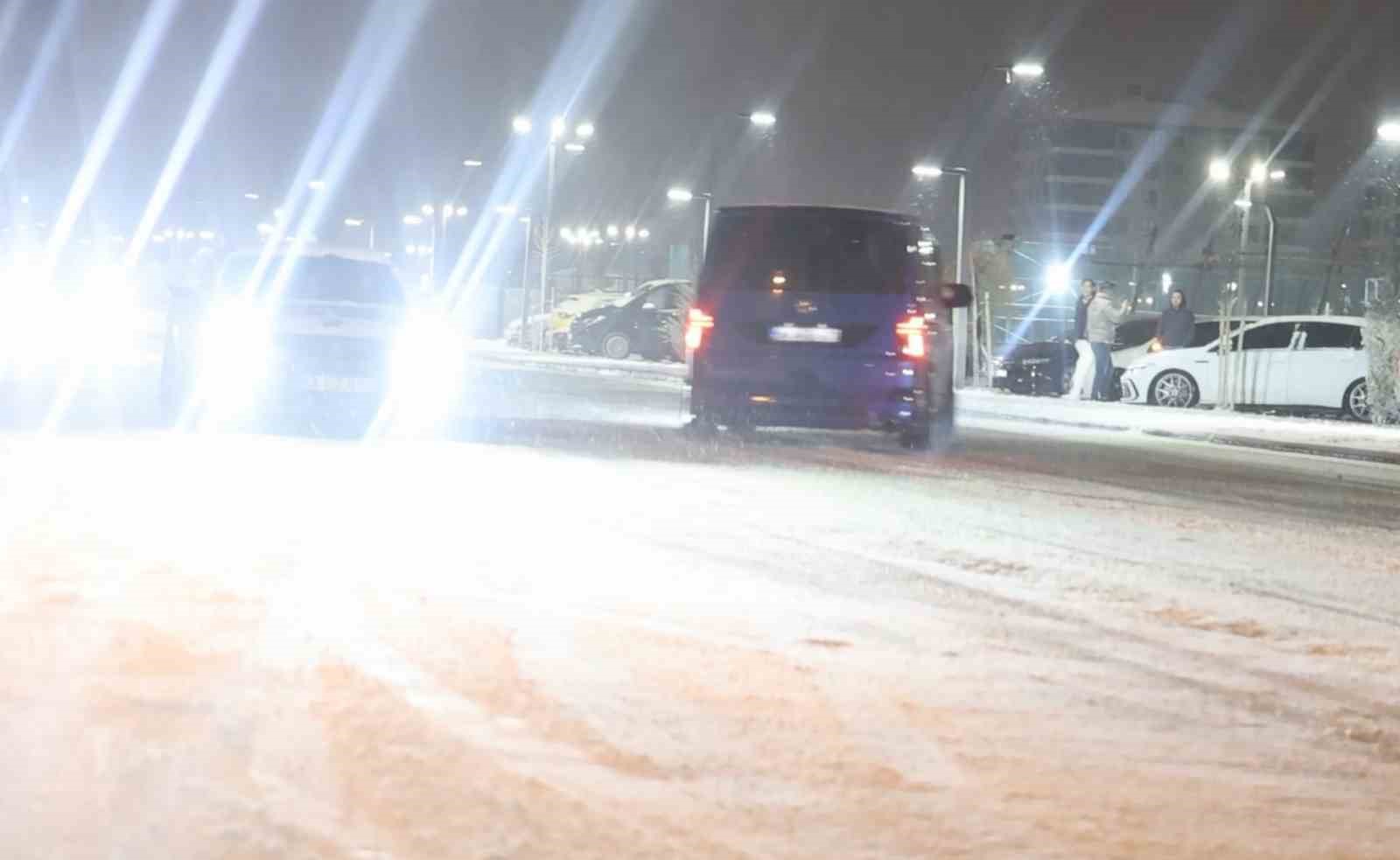 Karlı yolda drift atan s&uuml;r&uuml;c&uuml;lerin tehlikeli anları kamerada
