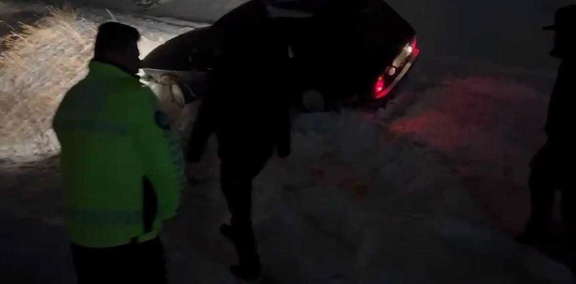 Kara saplanan otomobildeki 3 kişi kurtarıldı
