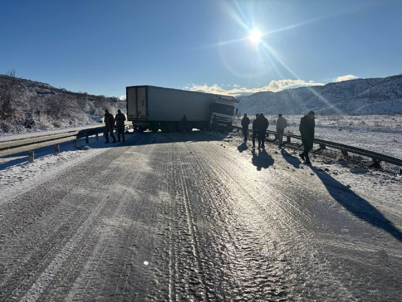 Erzincan- Erzurum karayolunda kaza nedeniyle uzun ara&ccedil; kuyruğu oluştu
