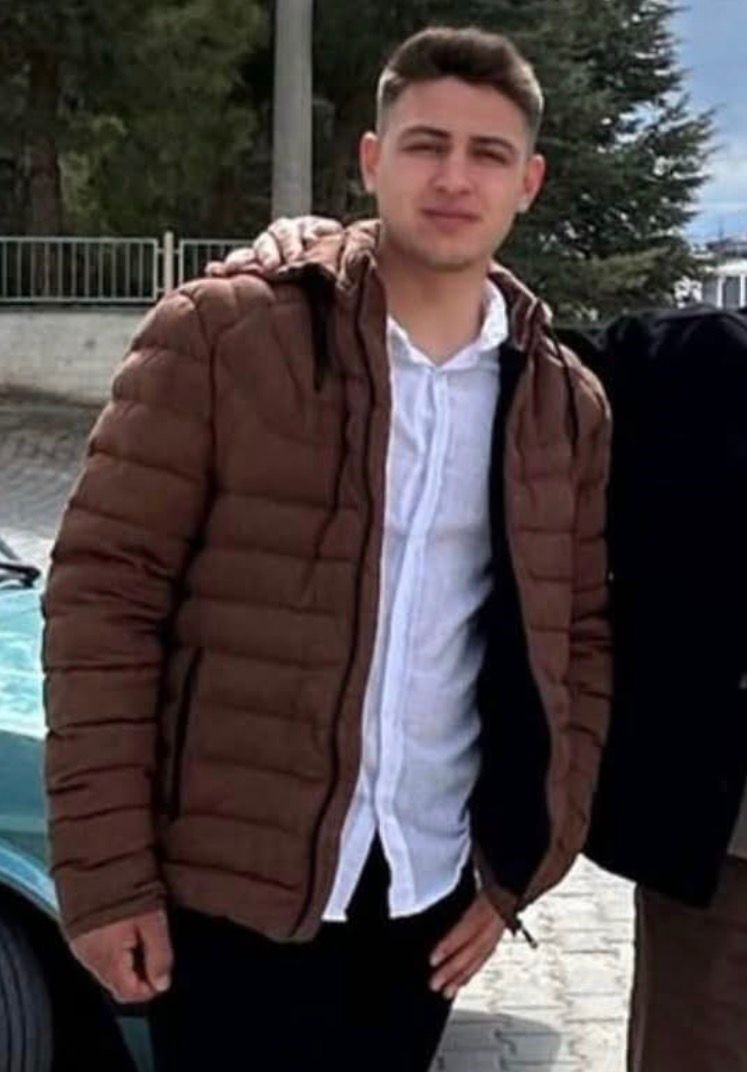 Otomobil park halindeki tırın dorsesine &ccedil;arptı: 1 &ouml;l&uuml; 1 yaralı
