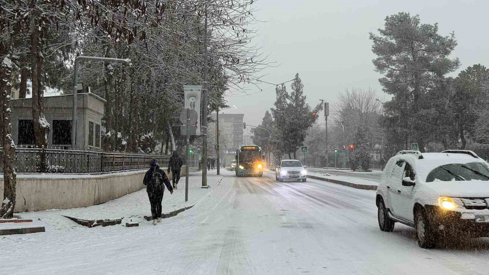 Diyarbakır’da kar yağışı etkili oldu