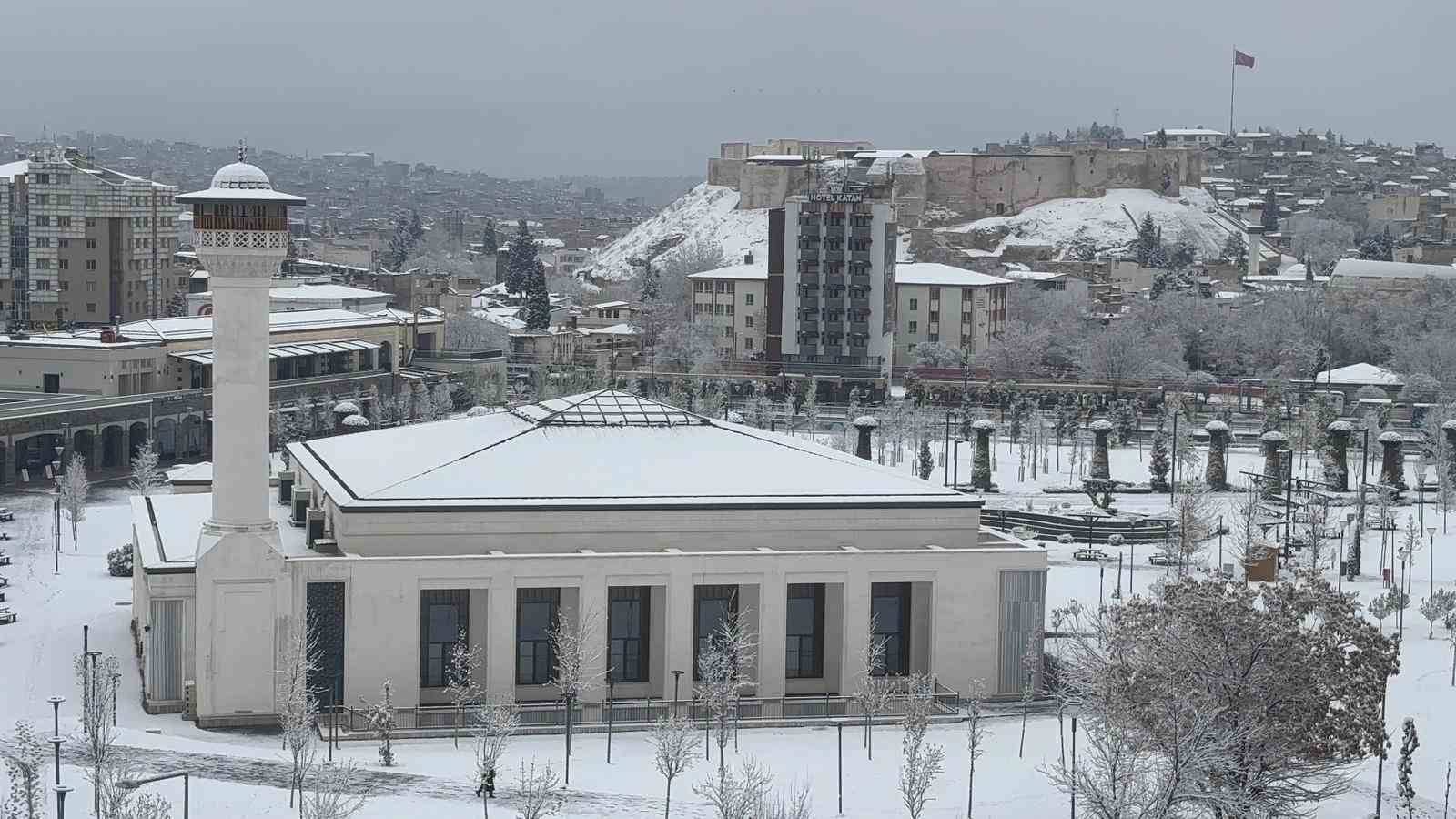 Gaziantep güne beyaz örtü ile uyandı