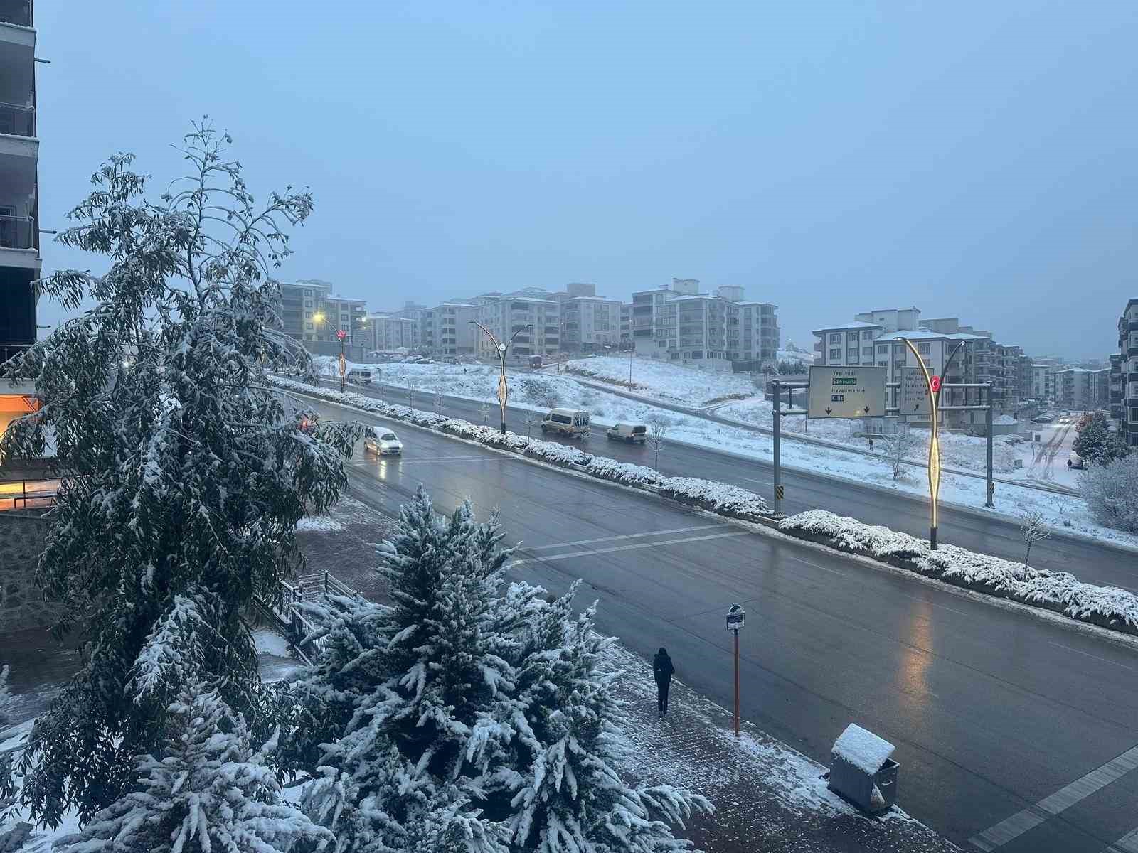 Gaziantep g&uuml;ne beyaz &ouml;rt&uuml; ile uyandı
