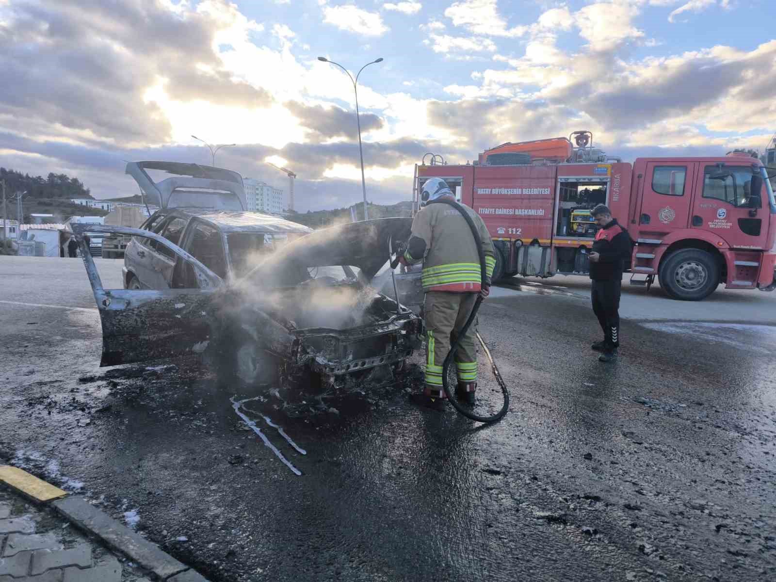 Seyir halindeyken yanmaya başlayan otomobil alevlere teslim oldu