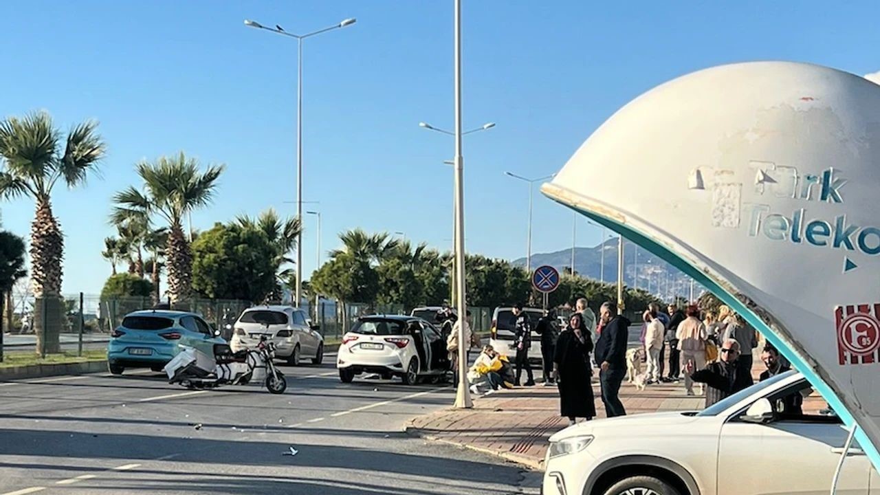 Alanya’da üç tekerlekli motosiklet ile otomobil çarpıştı: 2 ölü, 1 ağır yaralı