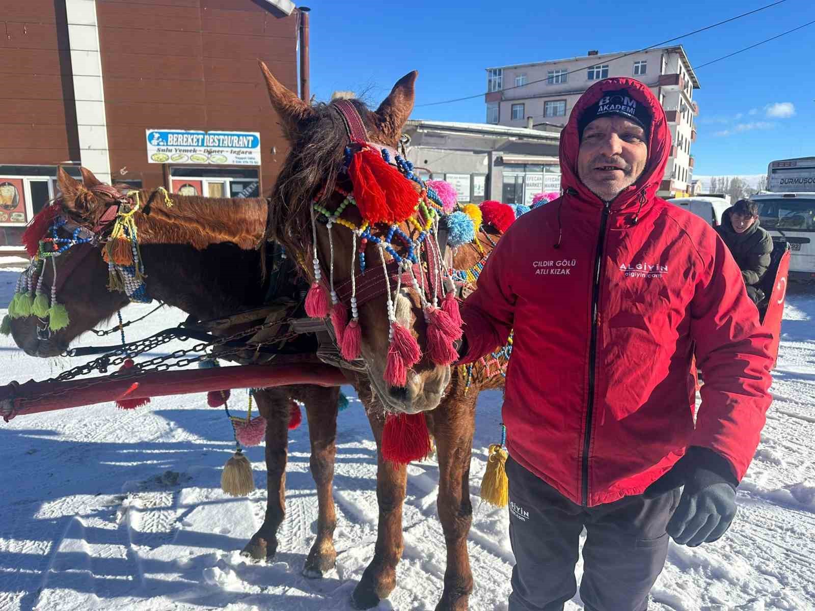 Atlı kızaklar donan g&ouml;l i&ccedil;in hazırlandı
