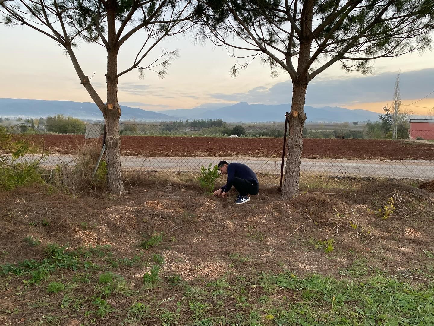 Osmaniye&rsquo;de gen&ccedil;lerden &ouml;rnek davranış: Bayrak yenilendi, &ccedil;eşmeler onarıldı
