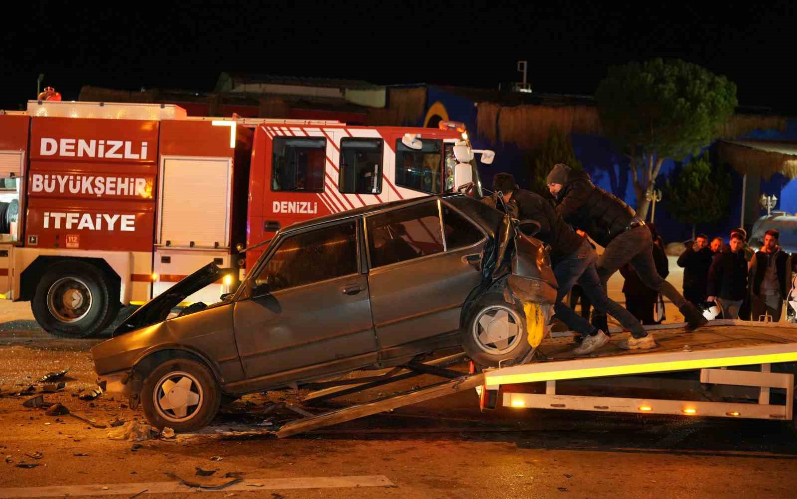 Denizli'de 5 aracın bulaştığı zincirleme trafik kazasında birçok kişi yaralandı.