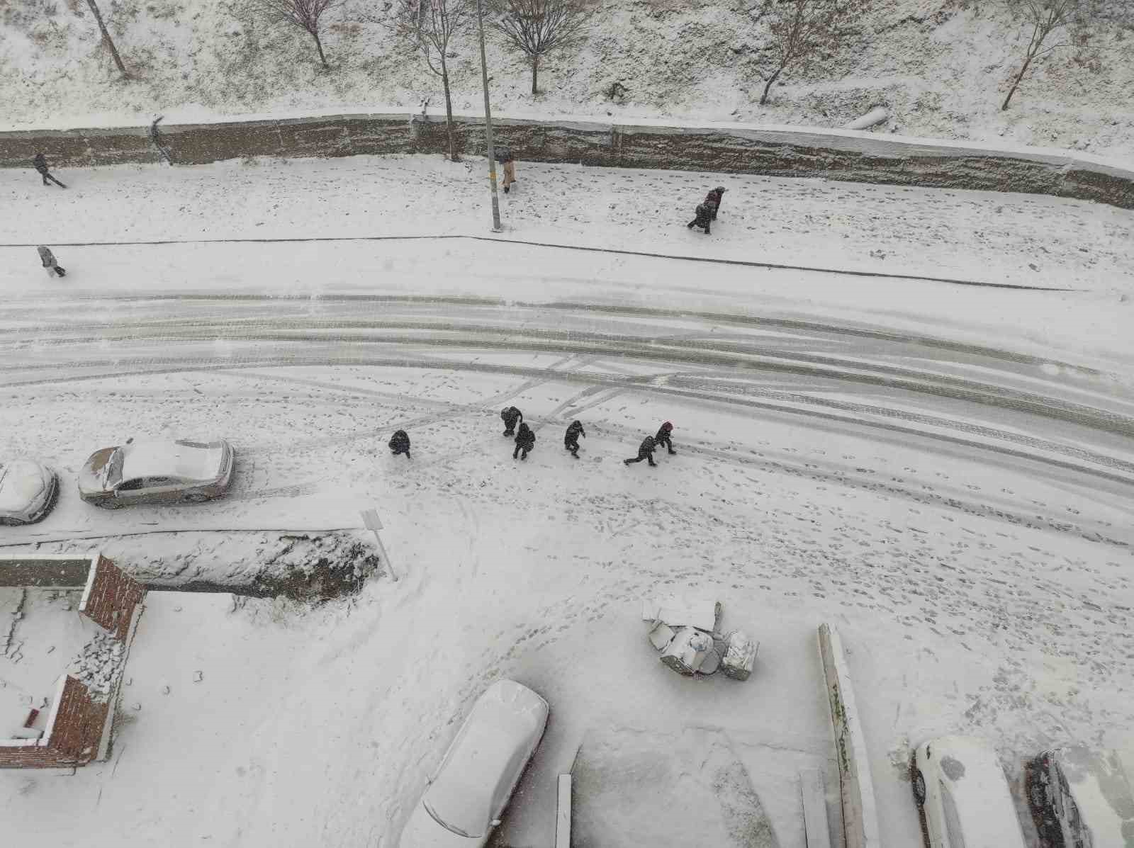 Sason’da kar yağışı nedeniyle eğitime ara verildi