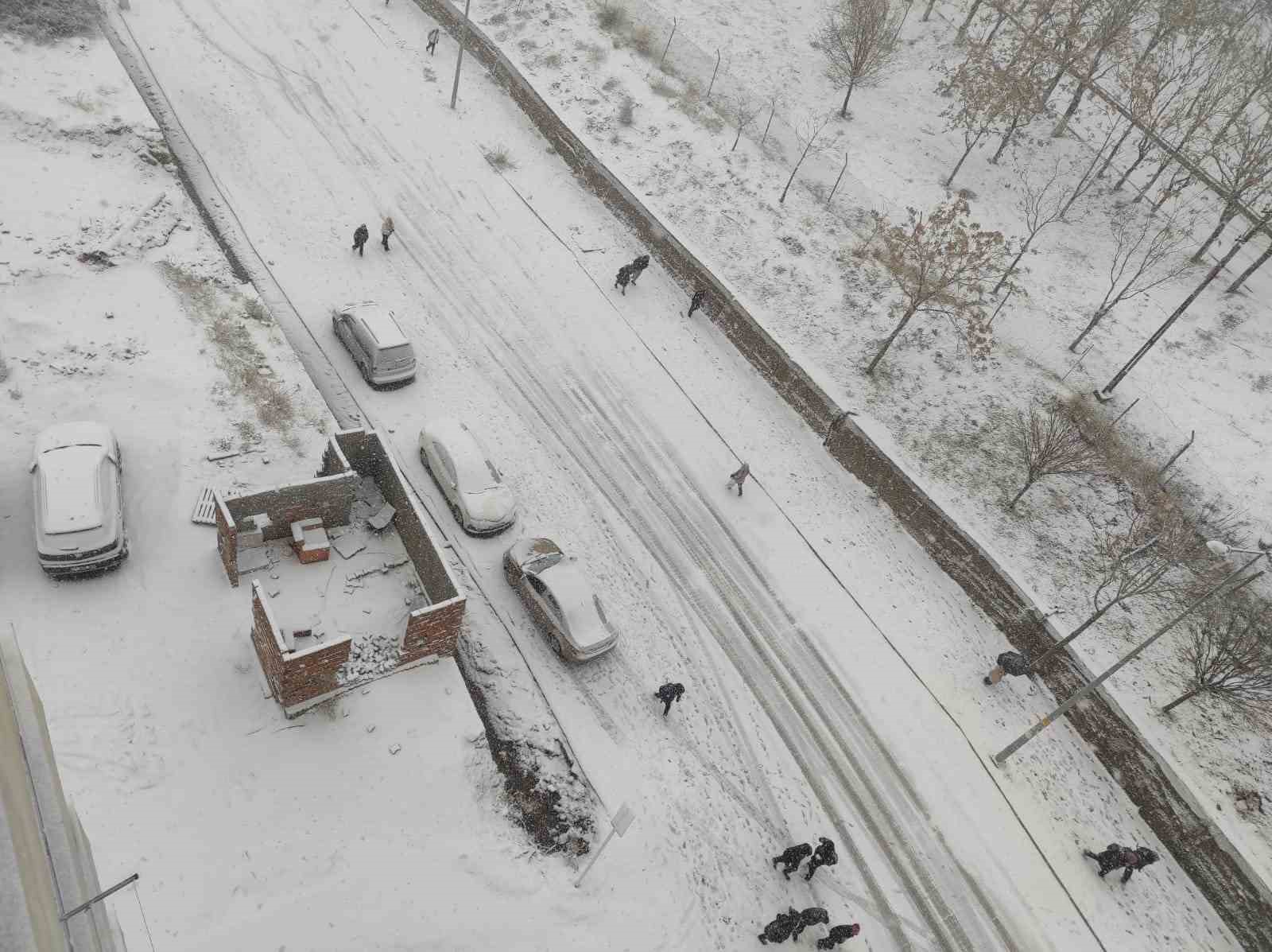 Sason&rsquo;da kar yağışı nedeniyle eğitime ara verildi
