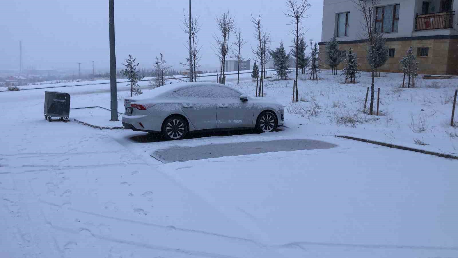 Elazığ&rsquo;da kar yağışı etkili oldu, kent beyaza b&uuml;r&uuml;nd&uuml;
