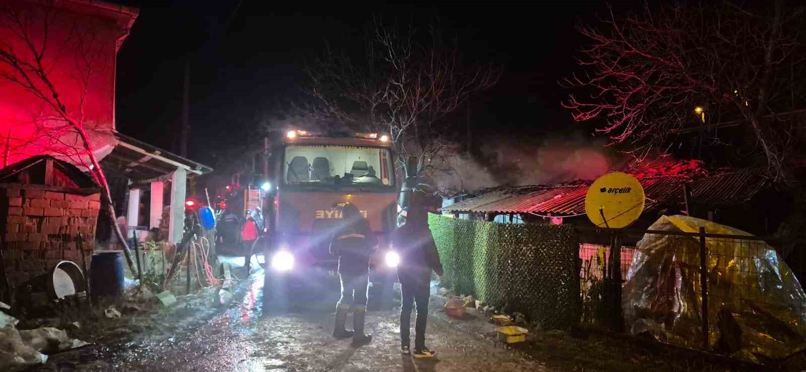 Manyas’ta tek katlı ev alevlere teslim oldu