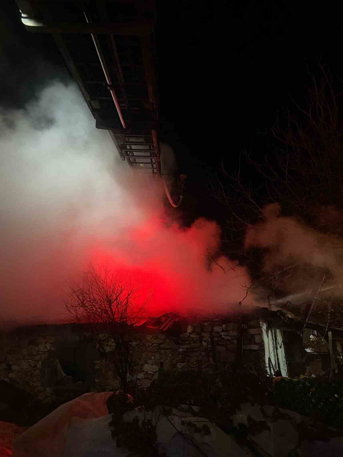 Manyas&rsquo;ta tek katlı ev alevlere teslim oldu
