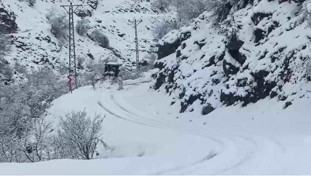 Şırnak&rsquo;ta kapalı k&ouml;y yolları dozerlerle a&ccedil;ılıyor
