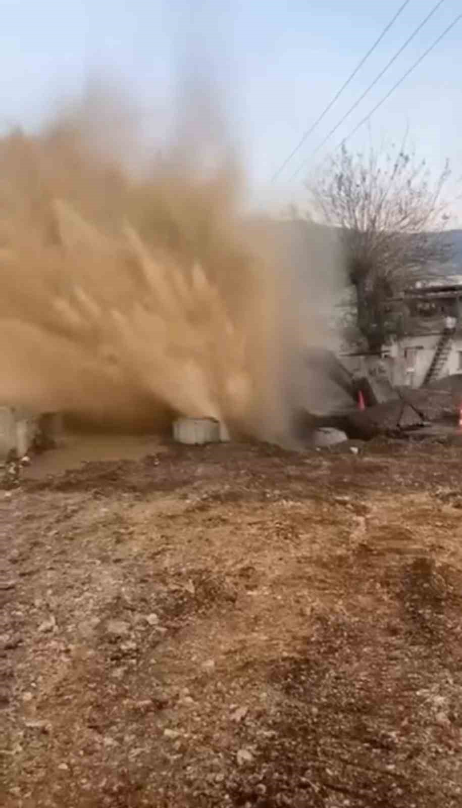 Ana su hattında yaşanan patlamada su metrelerce havaya fışkırdı