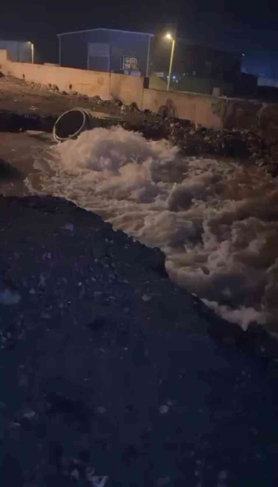 Ana su hattında yaşanan patlamada su metrelerce havaya fışkırdı
