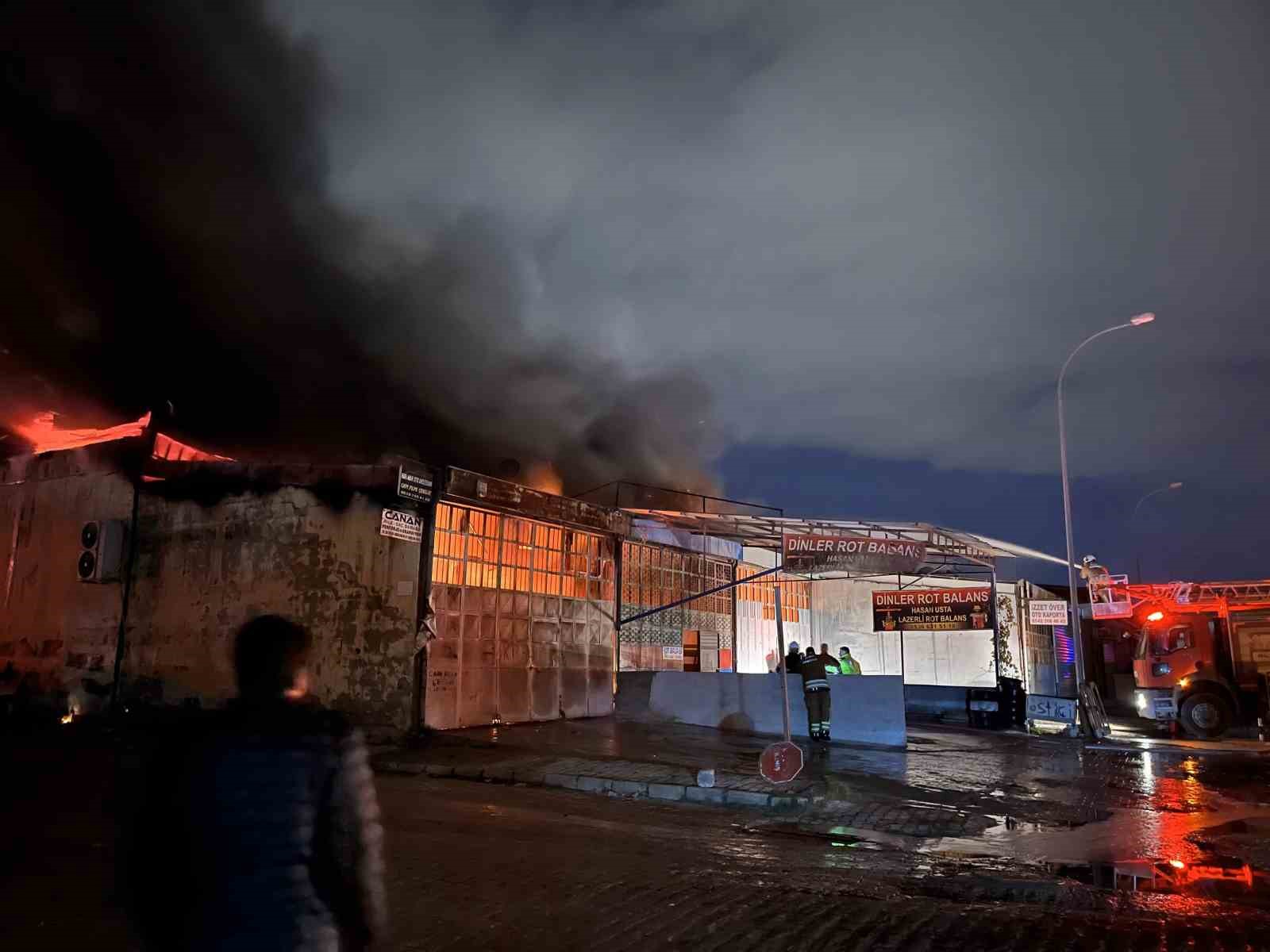Hatay’da 9 iş yeri yanarak kullanılmaz hale geldi