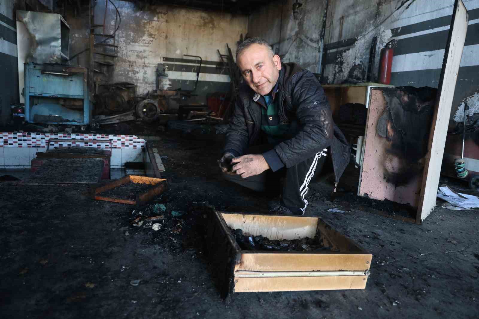 Hatay&rsquo;da 9 iş yeri yanarak kullanılmaz hale geldi
