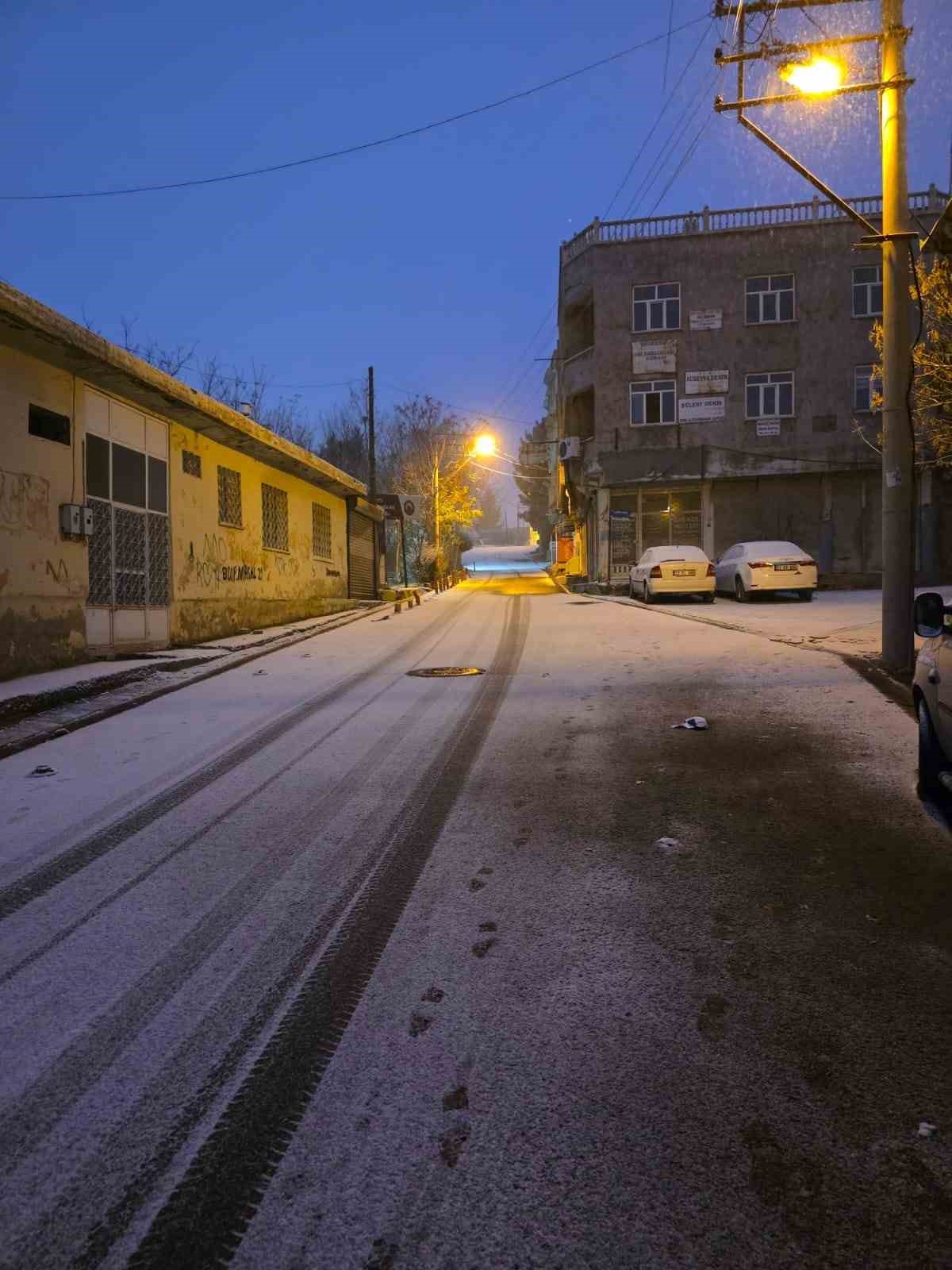 Ergani&rsquo;de &lsquo;buz&rsquo; mesaisi: Yollar piste d&ouml;nd&uuml;, ara&ccedil;lar zor anlar yaşadı
