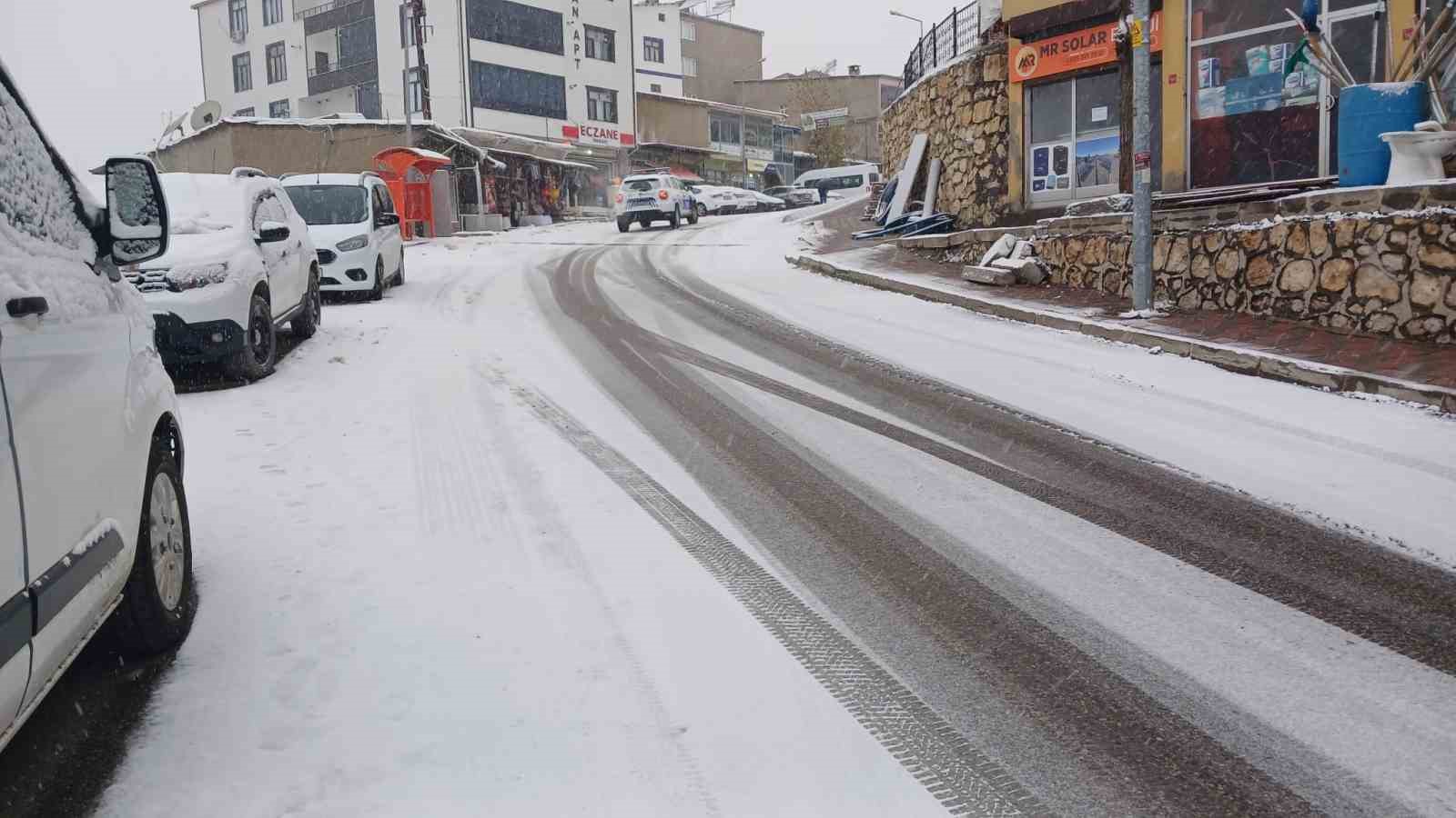 Kulp’ta gizli buzlanma sürücülere zor anlar yaşattı