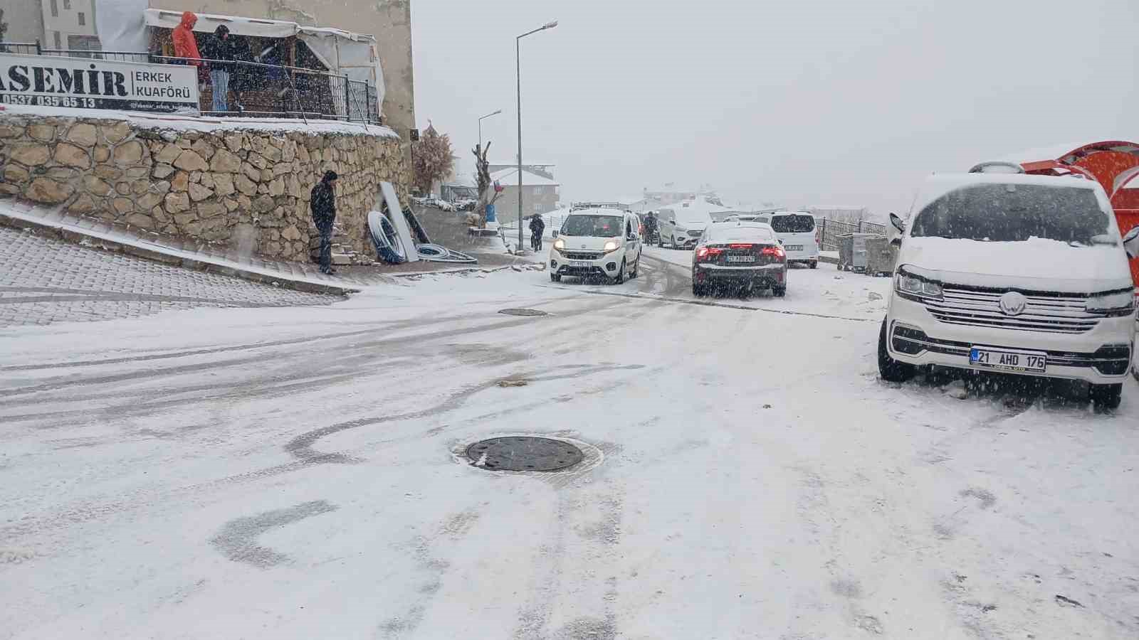 Kulp&rsquo;ta gizli buzlanma s&uuml;r&uuml;c&uuml;lere zor anlar yaşattı
