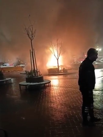 Hastane otoparkında 2 otomobilin küle döndüğü yangın anı kamerada