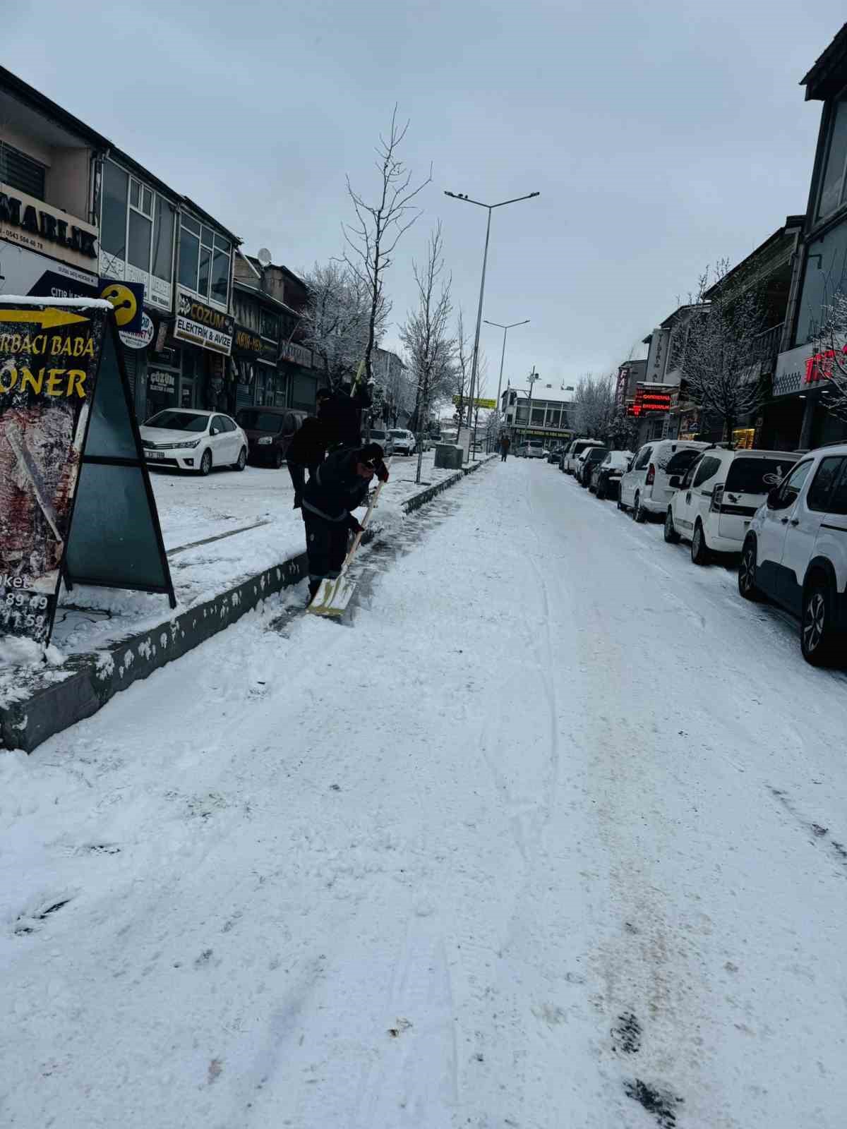 Patnos Belediyesi&rsquo;nden karla m&uuml;cadelede yoğun mesai
