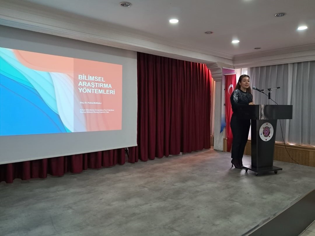 "Bilimsel Araştırma Yöntemleri" konusunda öğrencilere eğitim verildi