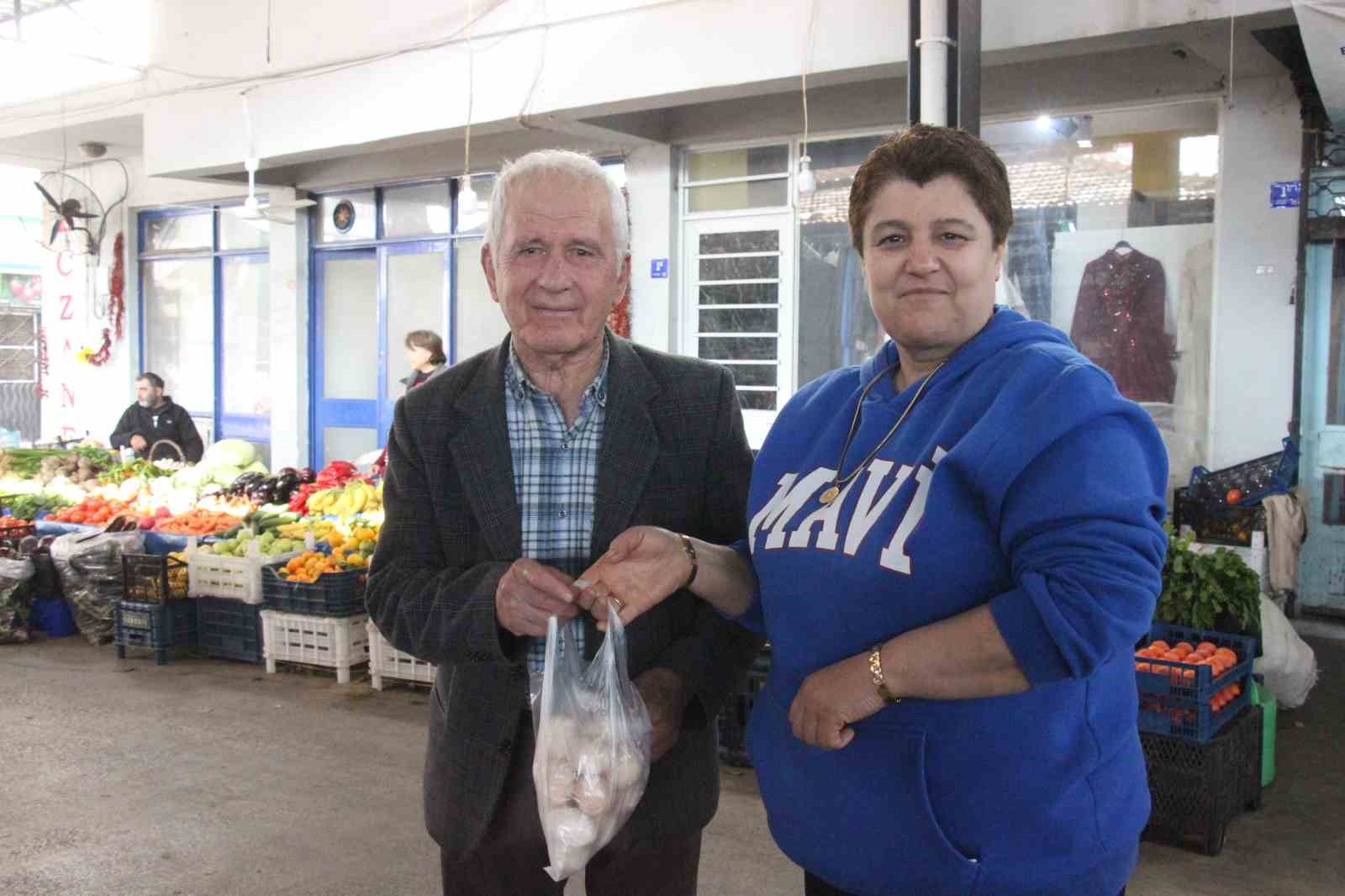 Acısını &ccedil;alışarak hafifletiyor
