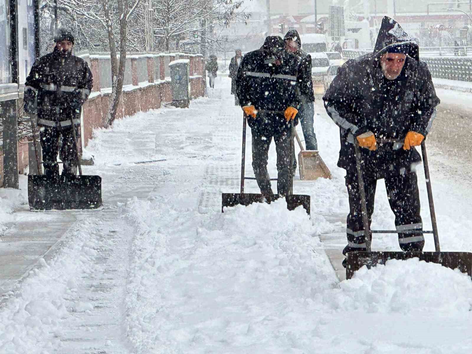 Elazığ’da kar yağışı etkili oldu, belediye ekipleri sahada