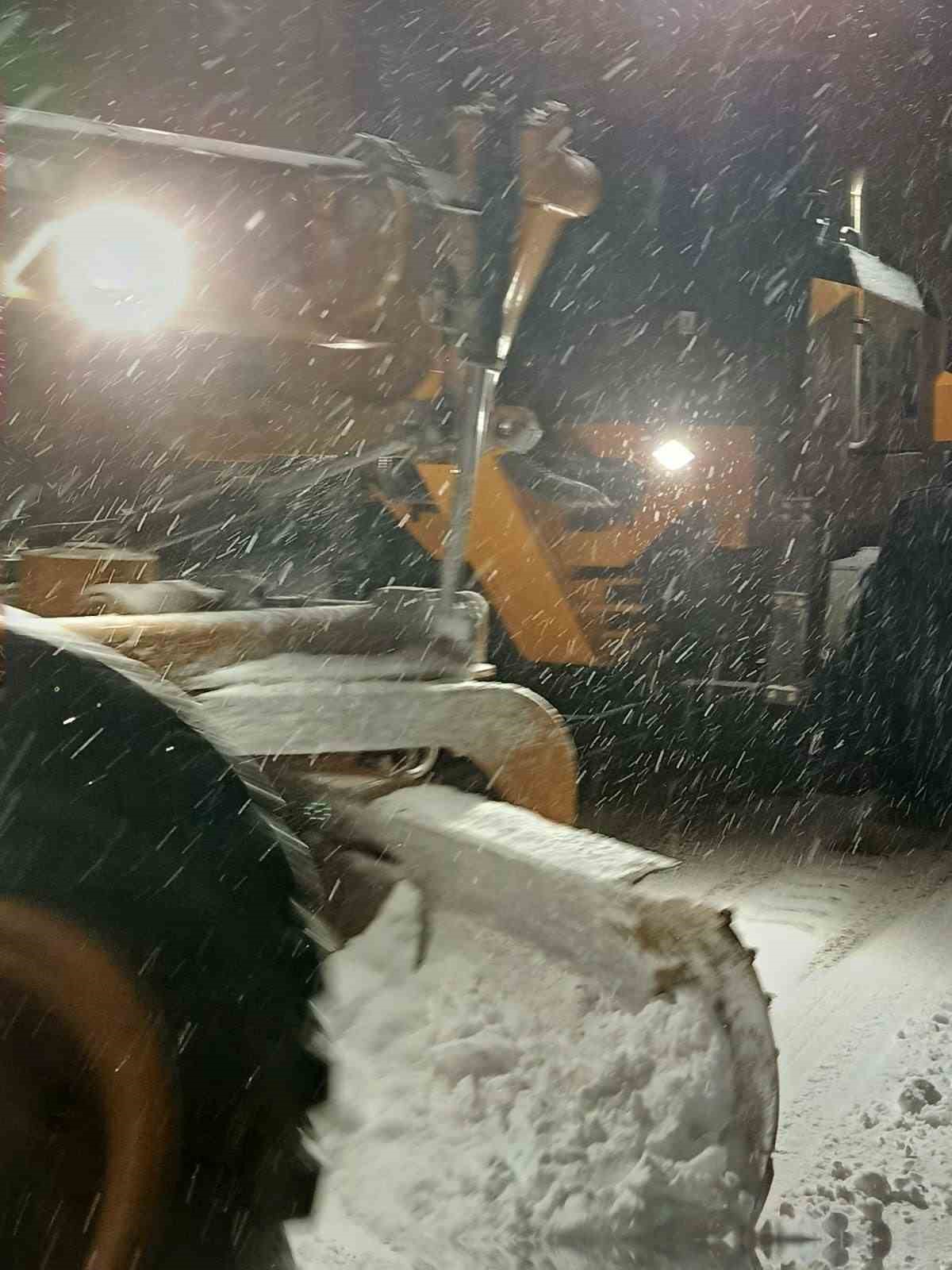 Elazığ’da kar yağışı etkili oldu, belediye ekipleri sahada