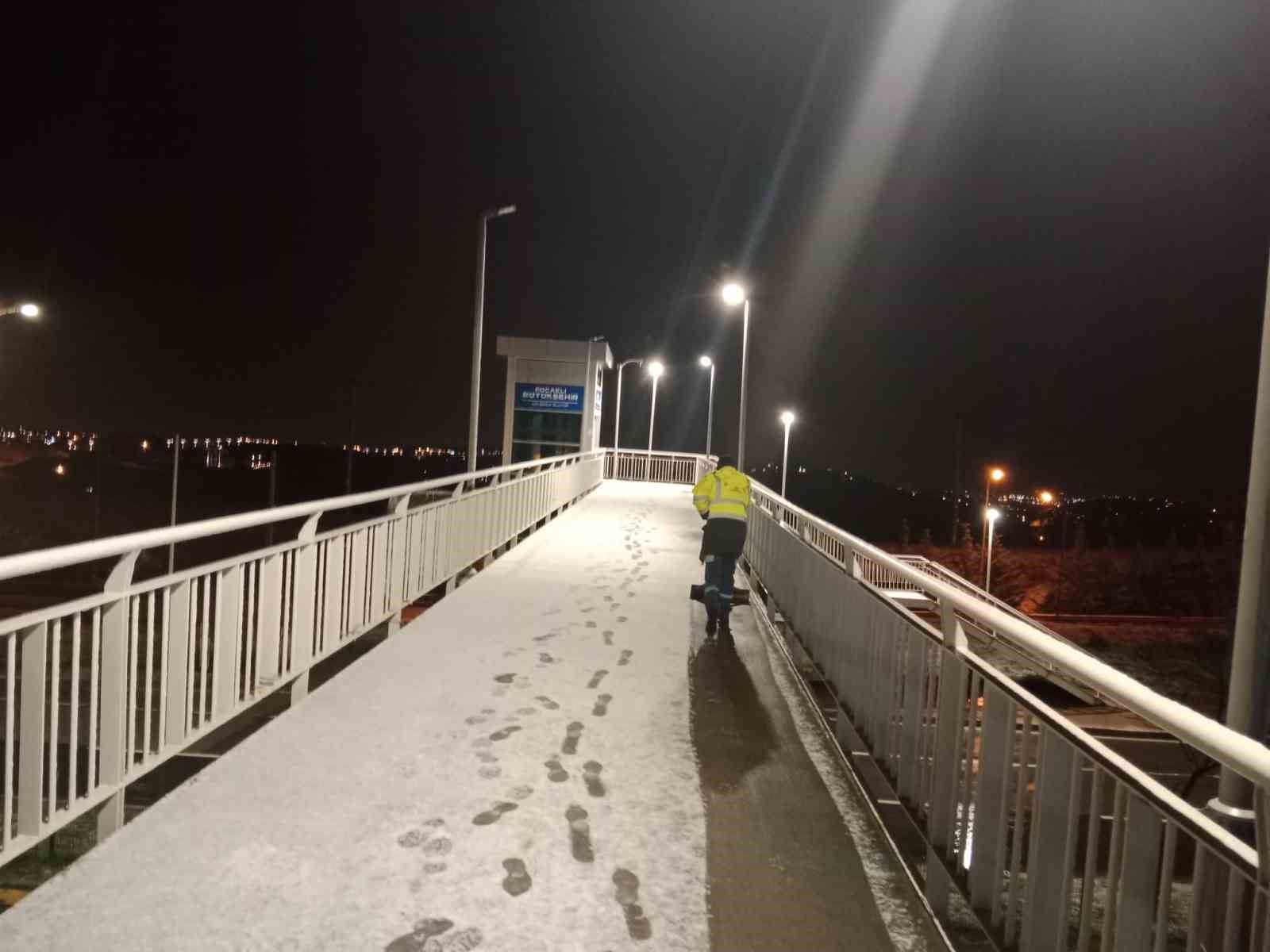 Kocaeli’de karla mücadele çalışmaları sürüyor