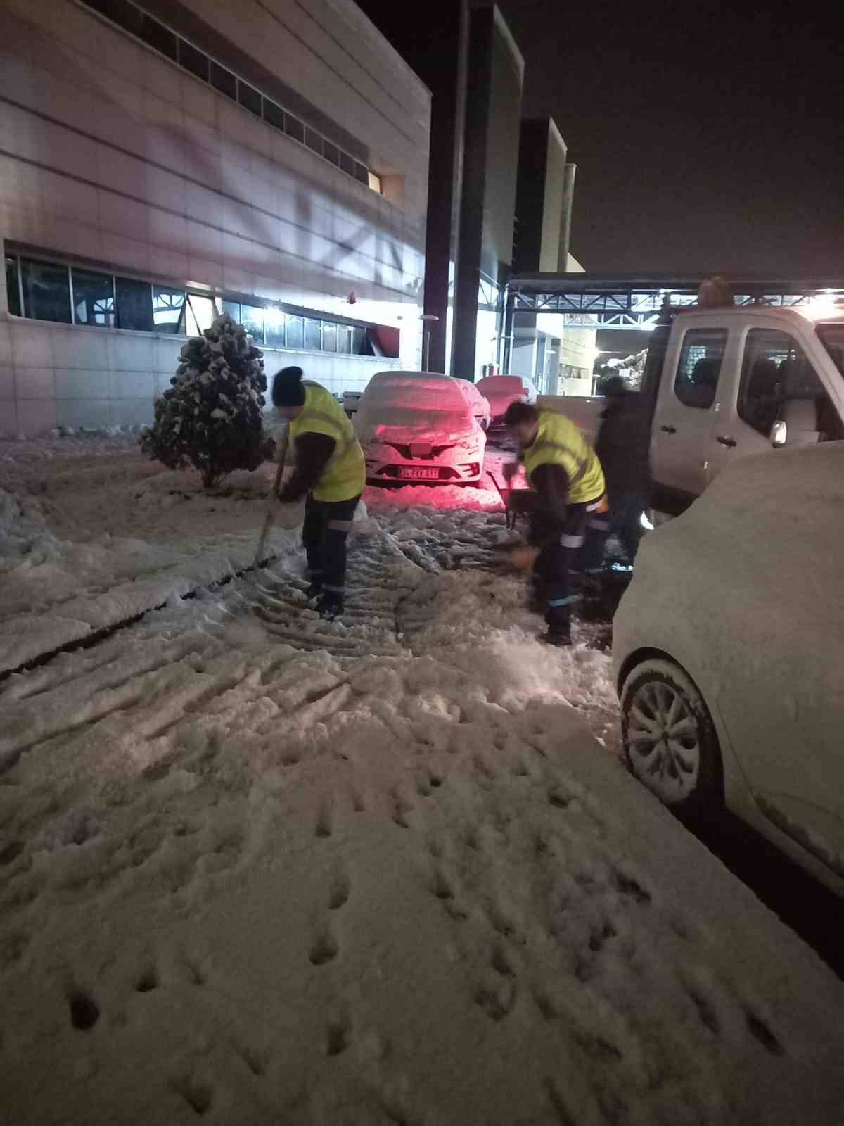 Kocaeli&rsquo;de karla m&uuml;cadele &ccedil;alışmaları s&uuml;r&uuml;yor
