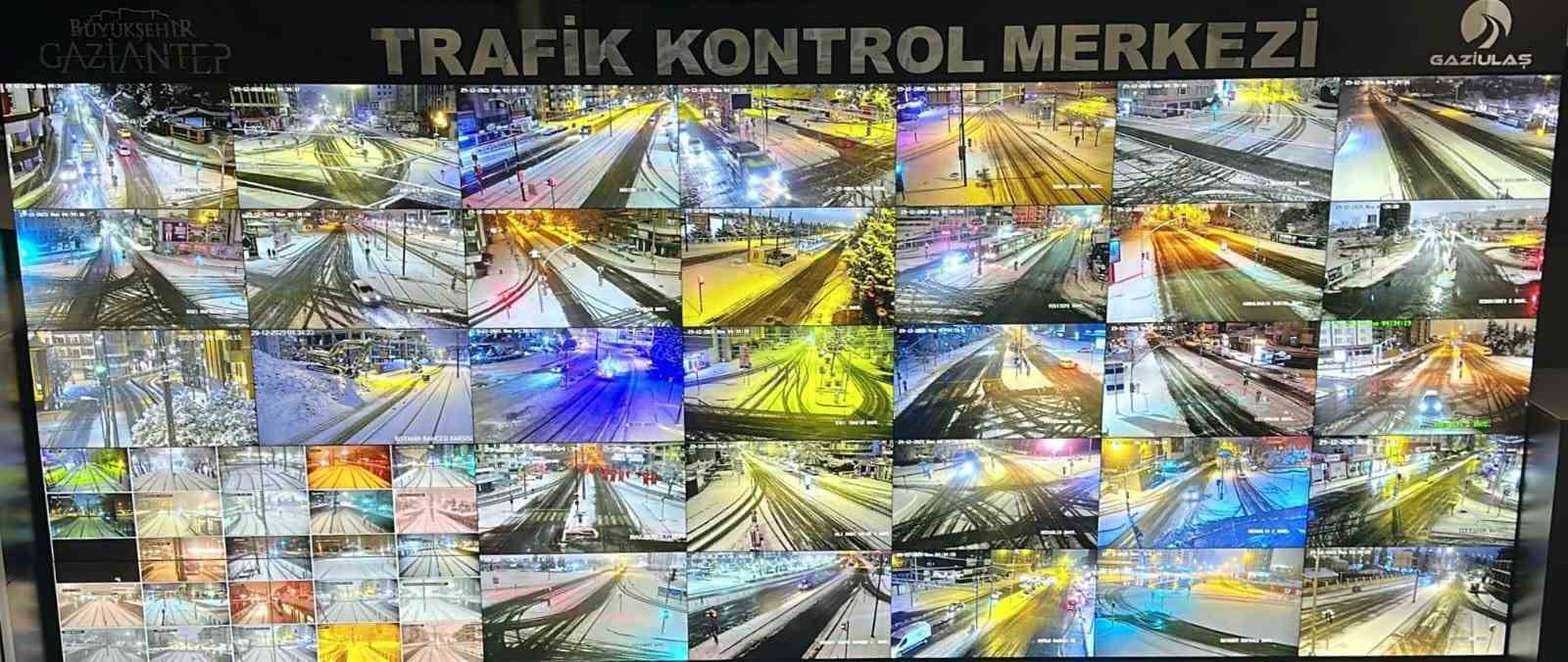 Gaziantep B&uuml;y&uuml;kşehir, kar yağışına karşı tam kadro sahada
