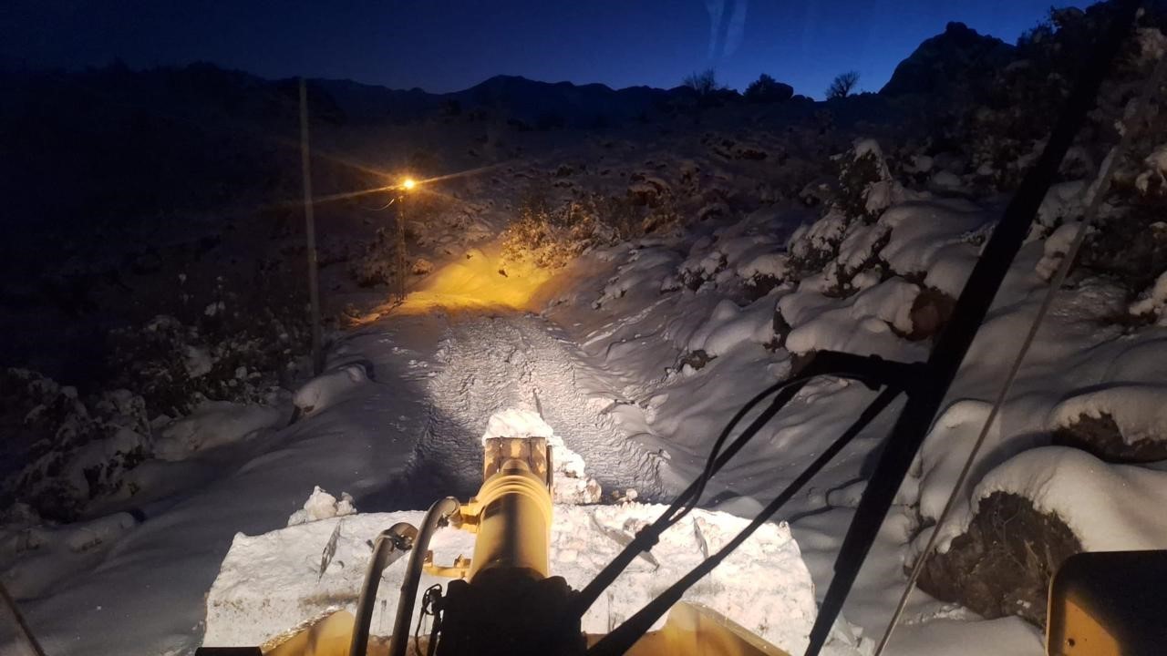 Siirt’te kar yağışı hayatı olumsuz etkiledi: Solunum hastası vatandaş ile mahsur kalan minibüs kurtarıldı