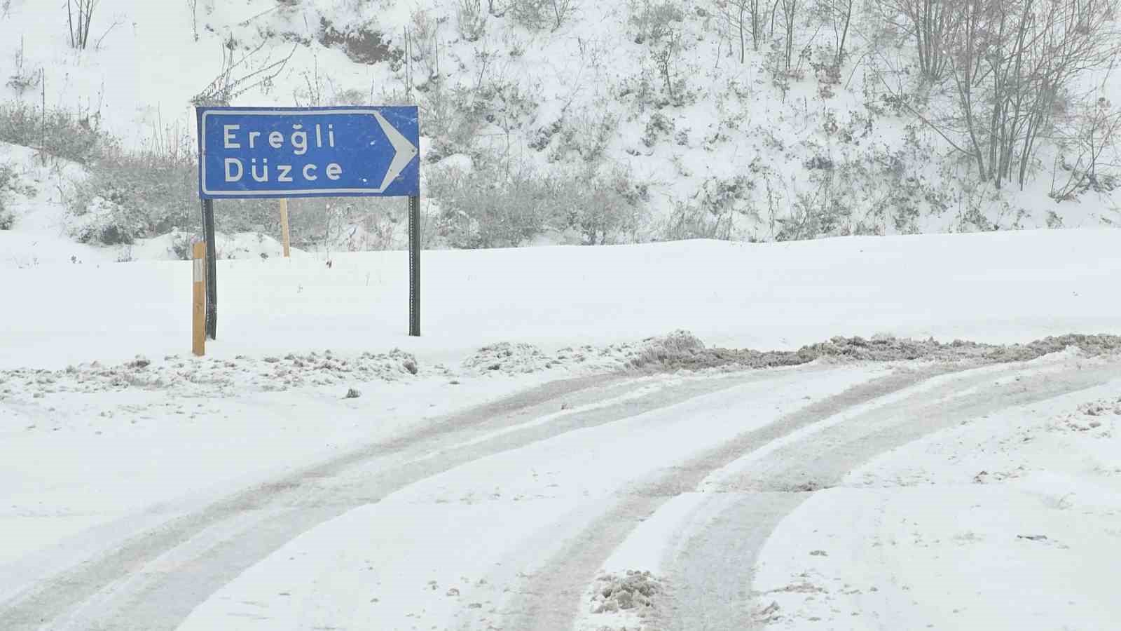 Zonguldak’ta ekiplerin karla mücadele çalışmaları sürüyor
