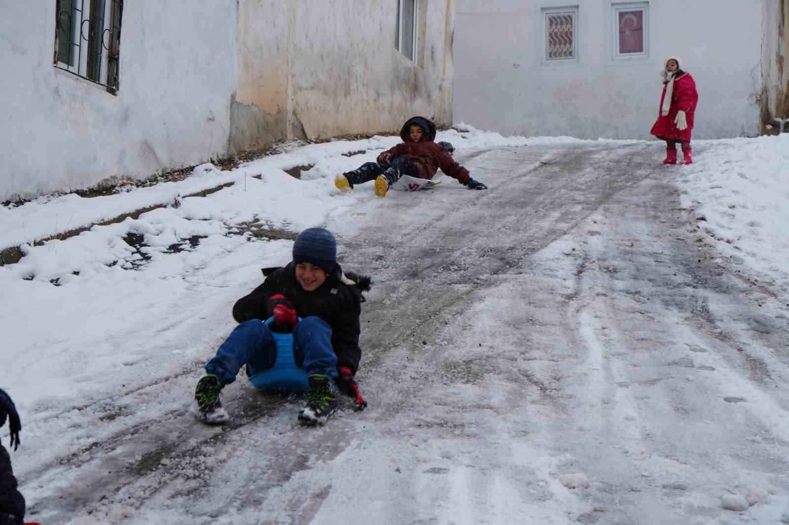 Bayburt&rsquo;un s&uuml;per abileri: Dik yokuş pist oldu, kardeş sevgisi soğuğu unutturdu

